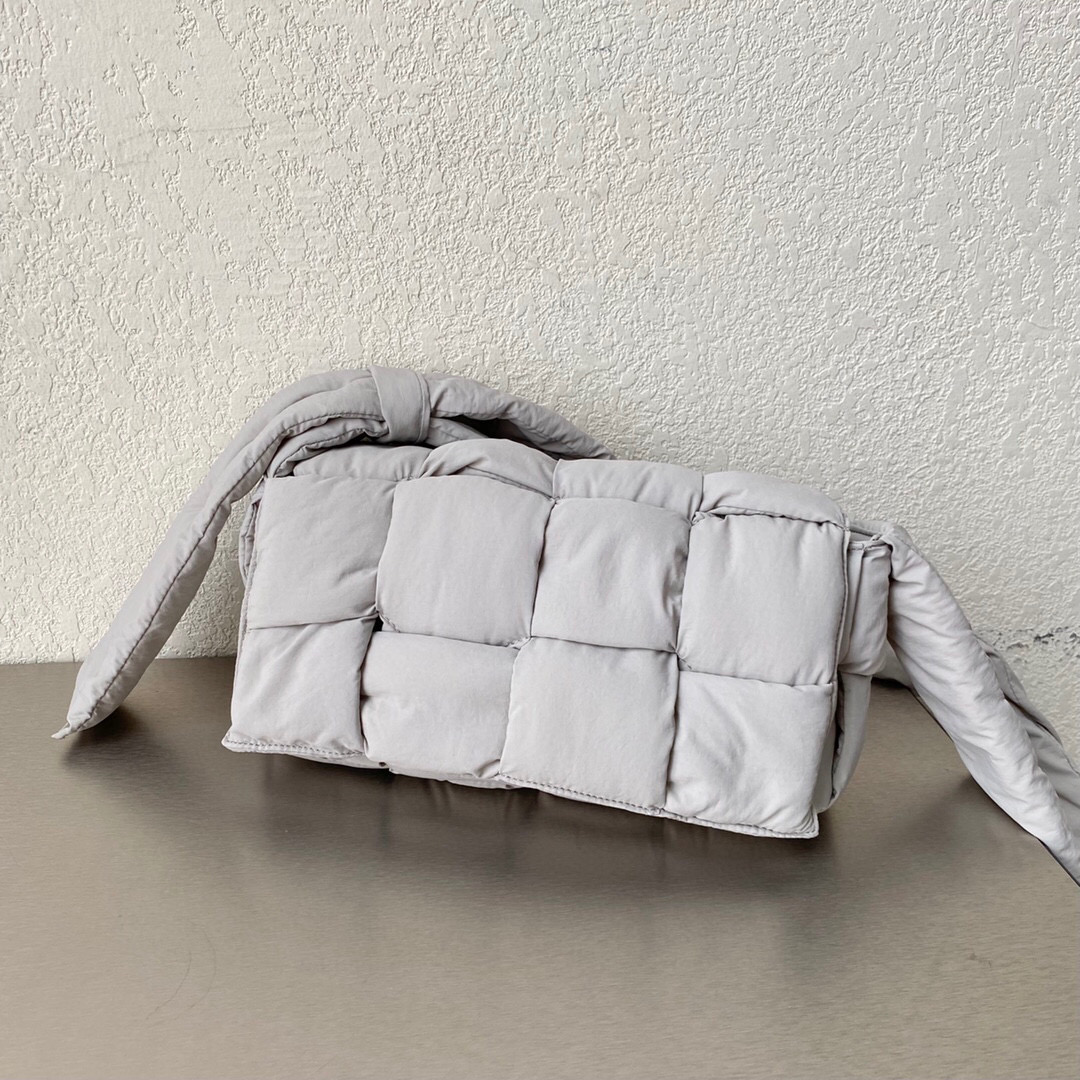 보테가베네타 Bottega Veneta 628951 Cassette 카세트 백 화이트 30cm