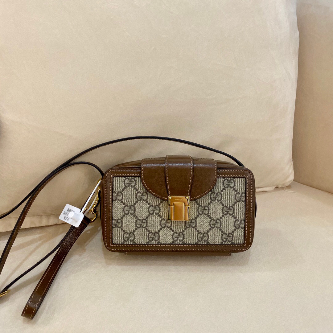 구찌 Gucci 614368 클래스프 클로저가 달린 미니백 18cm