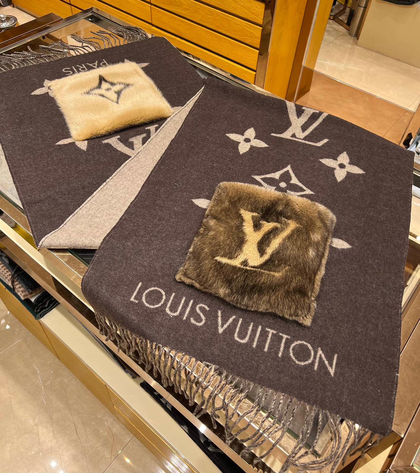 루이비통 Louis Vuitton M76643 콜드 레이캬비크 스카프 브라운