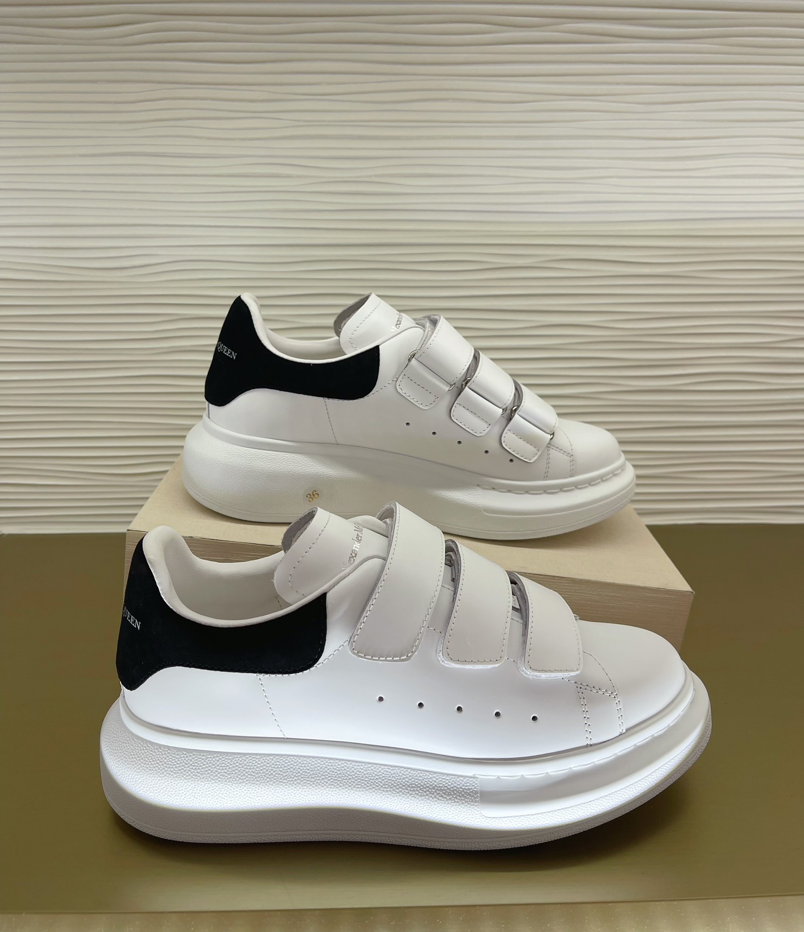 Alexander McQueen 스니커즈