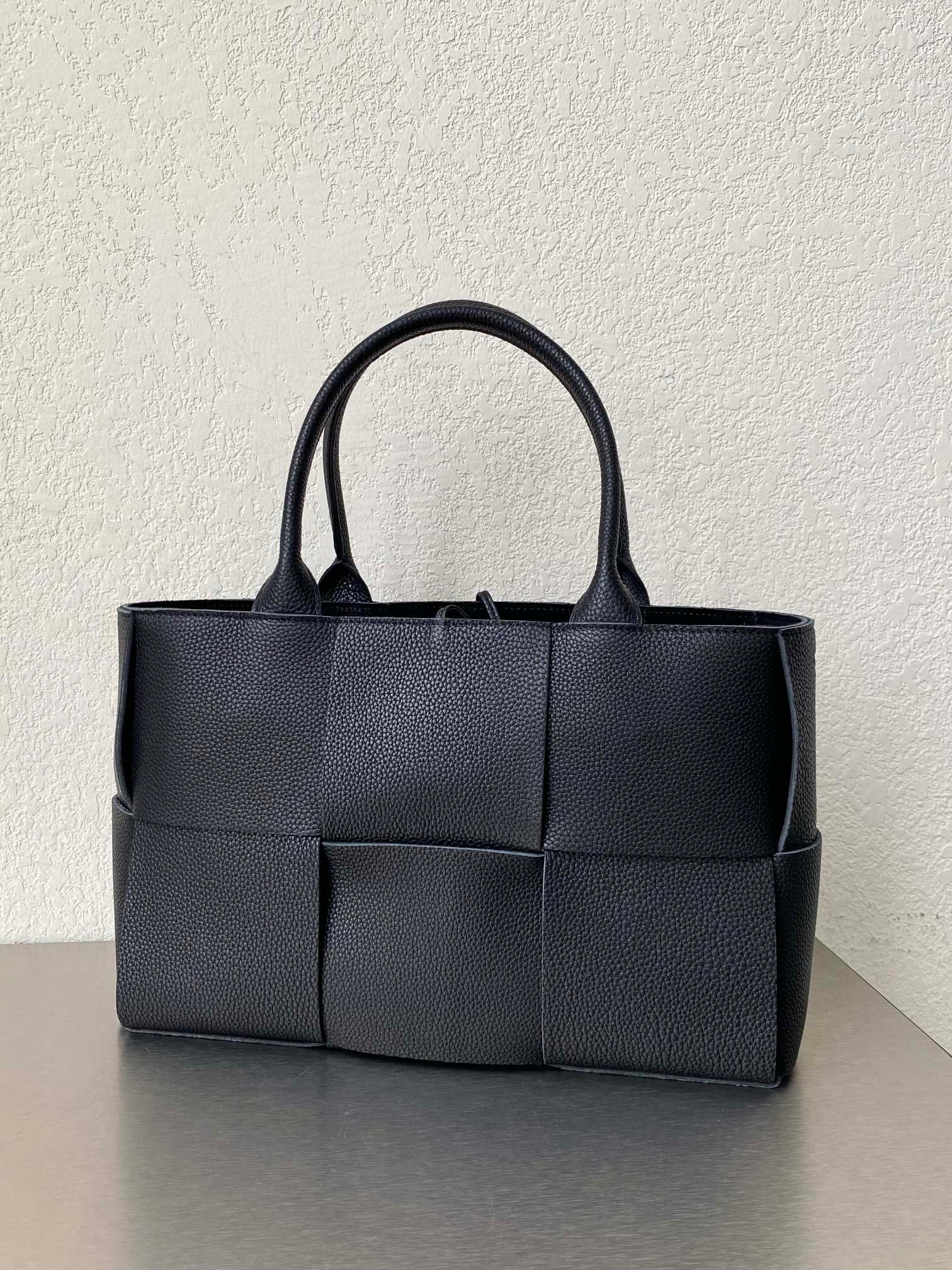 테가베네타 Bottega Veneta Arco tote 토트백 609175 블랙