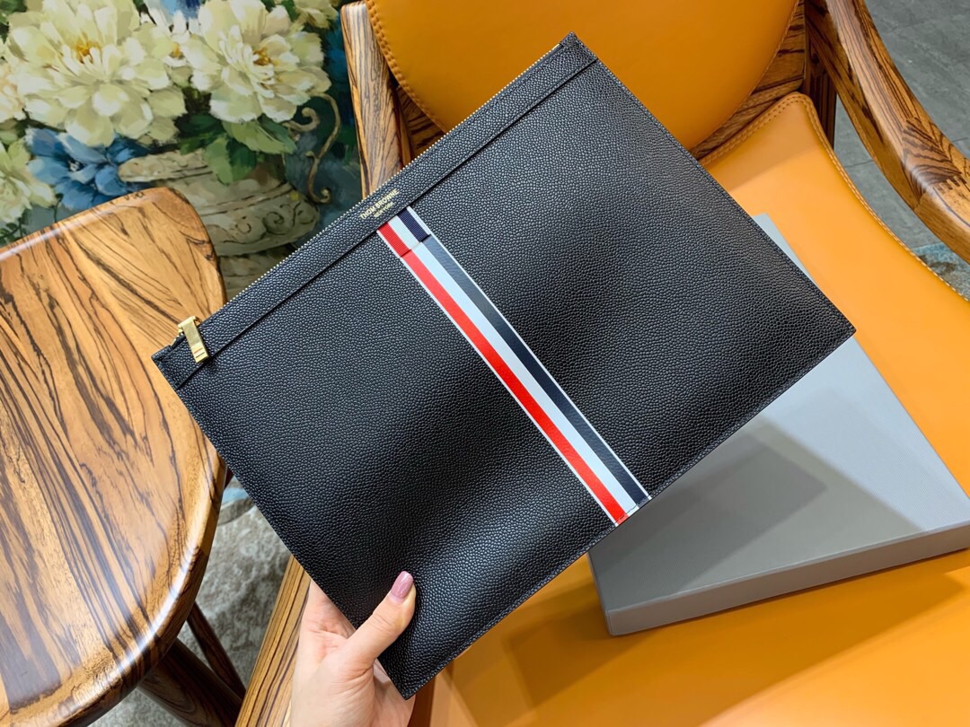 톰브라운 Thom Browne 클러치  33CM