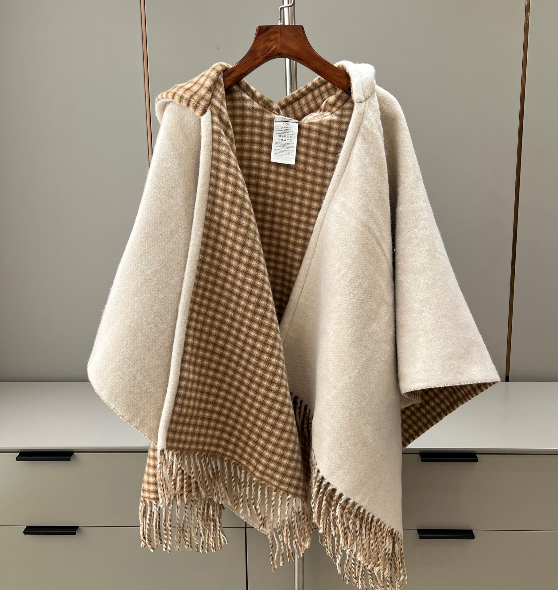 펜디 FENDI 케이 프 123*132cm