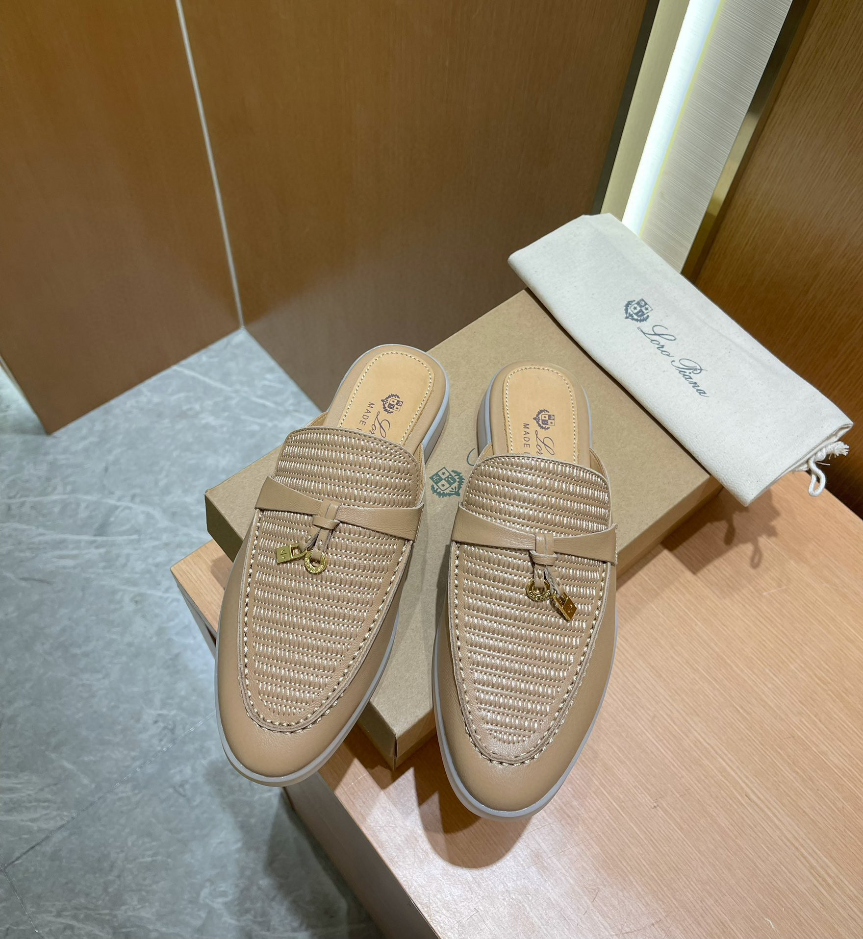 로로피아나 Loro Piana Babouche Charms Walk 모카신