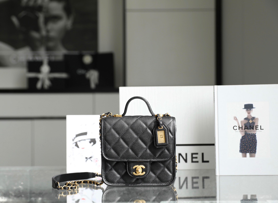 CHANEL 핸들 장식의 스몰 플랩 백 17cm