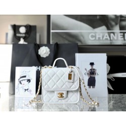 CHANEL 핸들 장식의 스몰 플랩 백 17cm