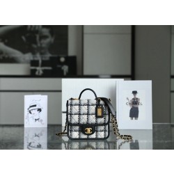 CHANEL 핸들 장식의 스몰 플랩 백 17cm