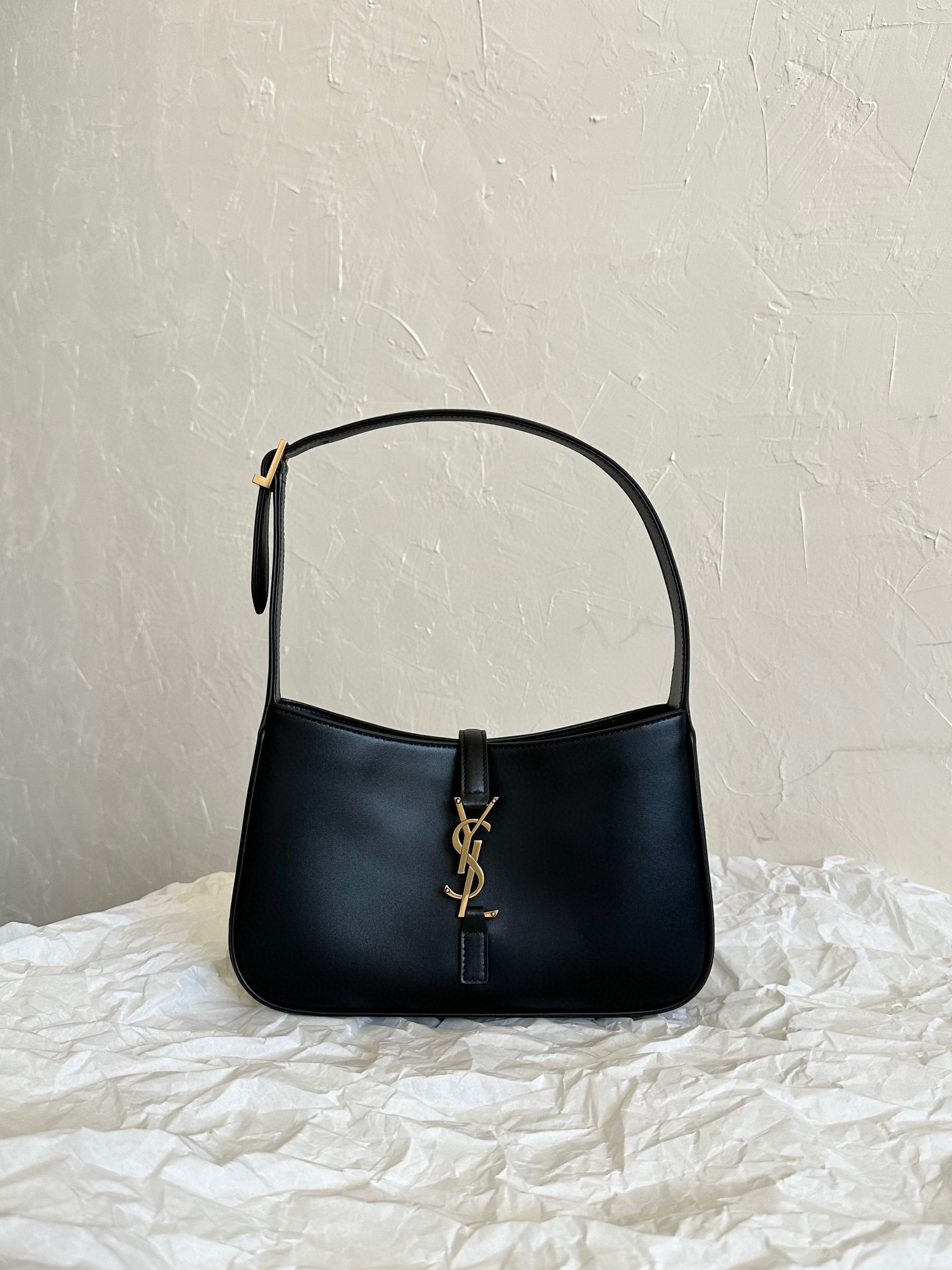 생로랑 Saint Laurent 657228 LE 5 À 7 호보백샤이니 도마뱀 가죽 소재의 23cm