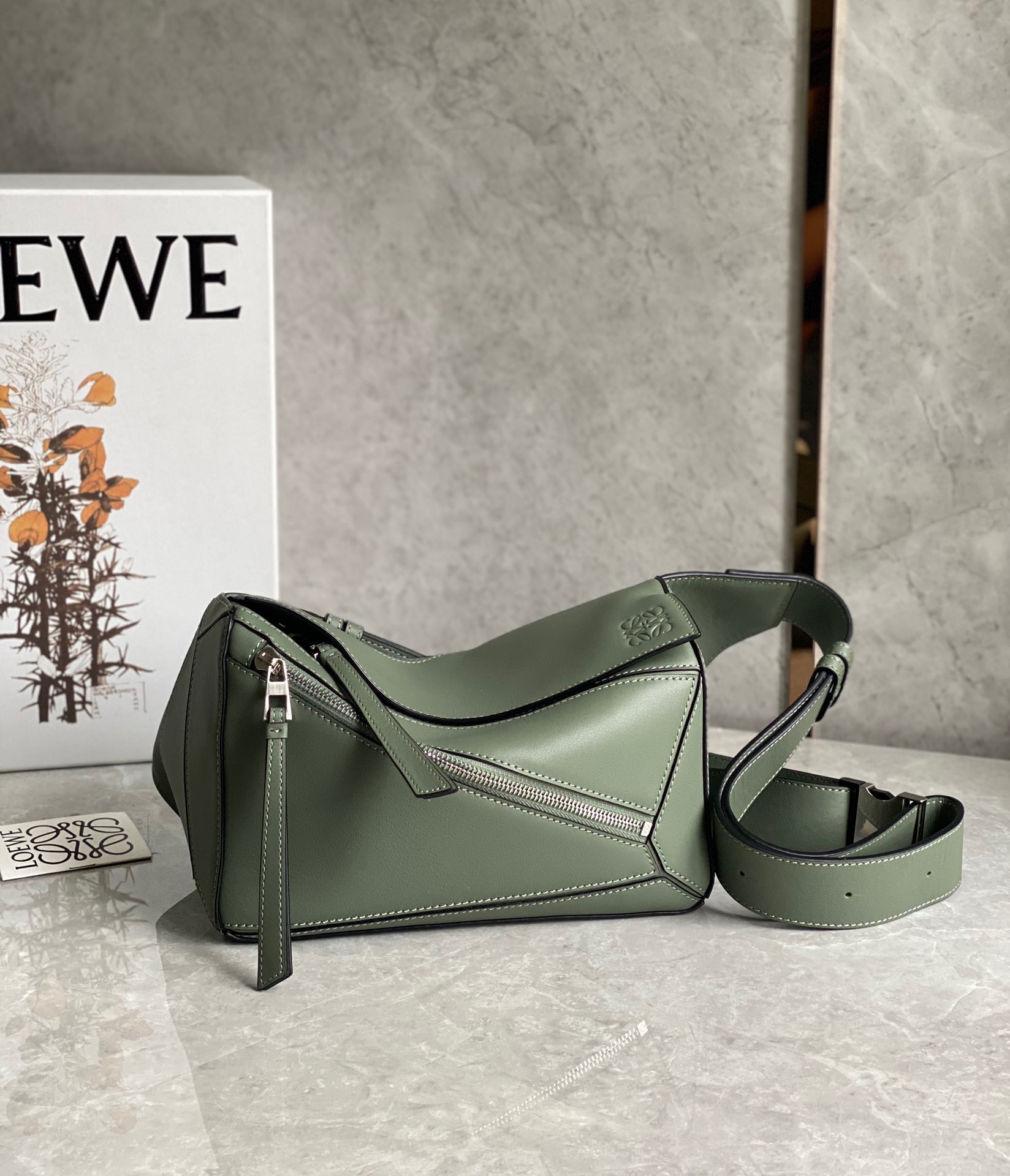 로에베 Loewe  벨트 백 24CM