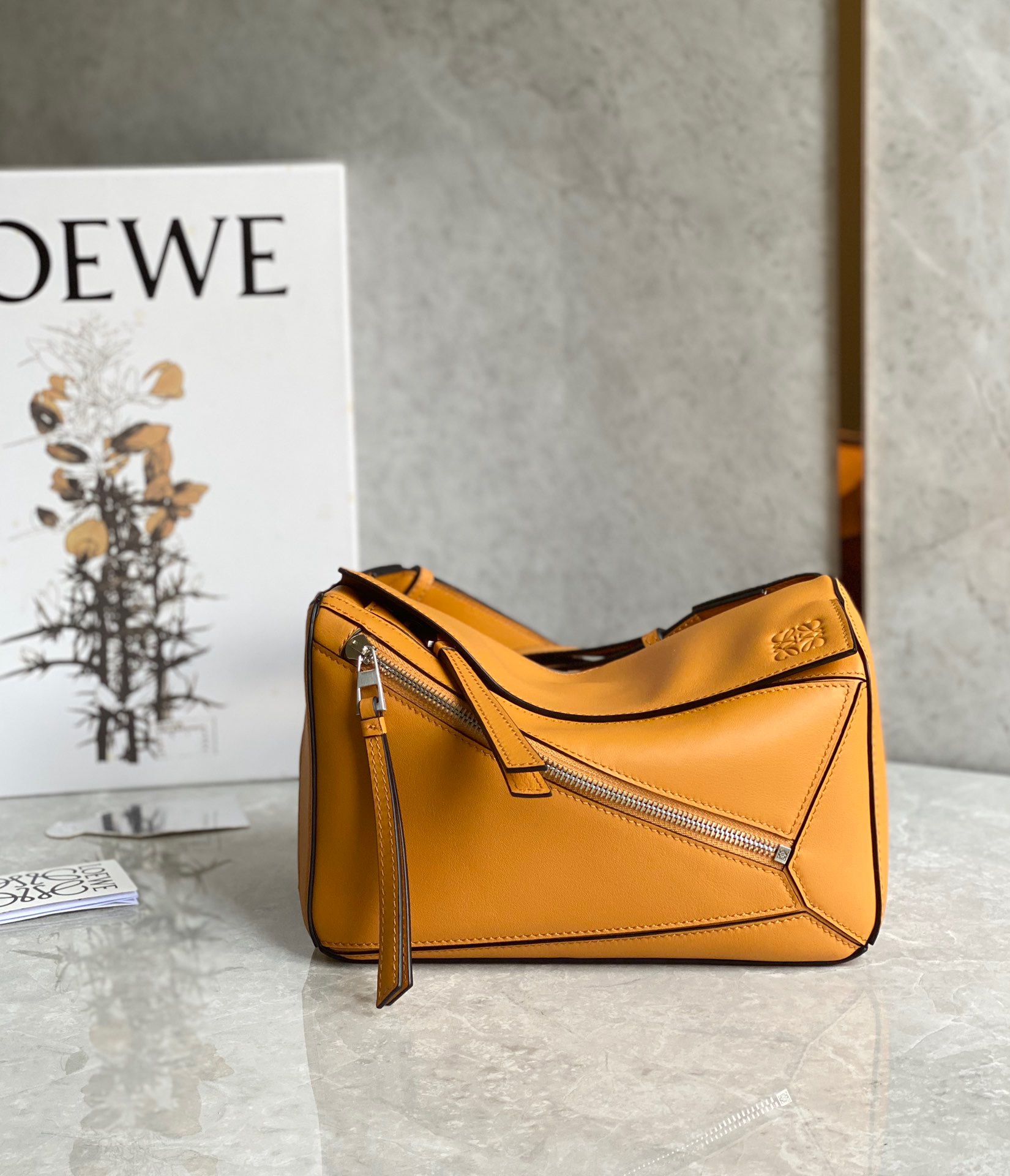 로에베 Loewe  벨트 백 24CM