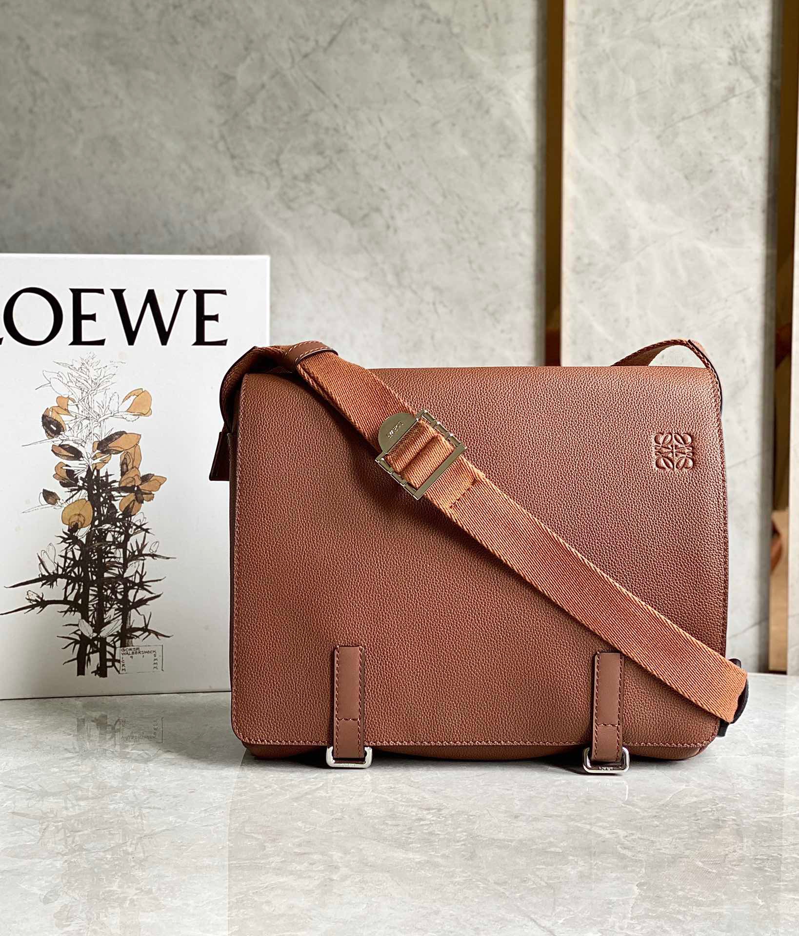 로에베 Loewe  크로스 백 33CM