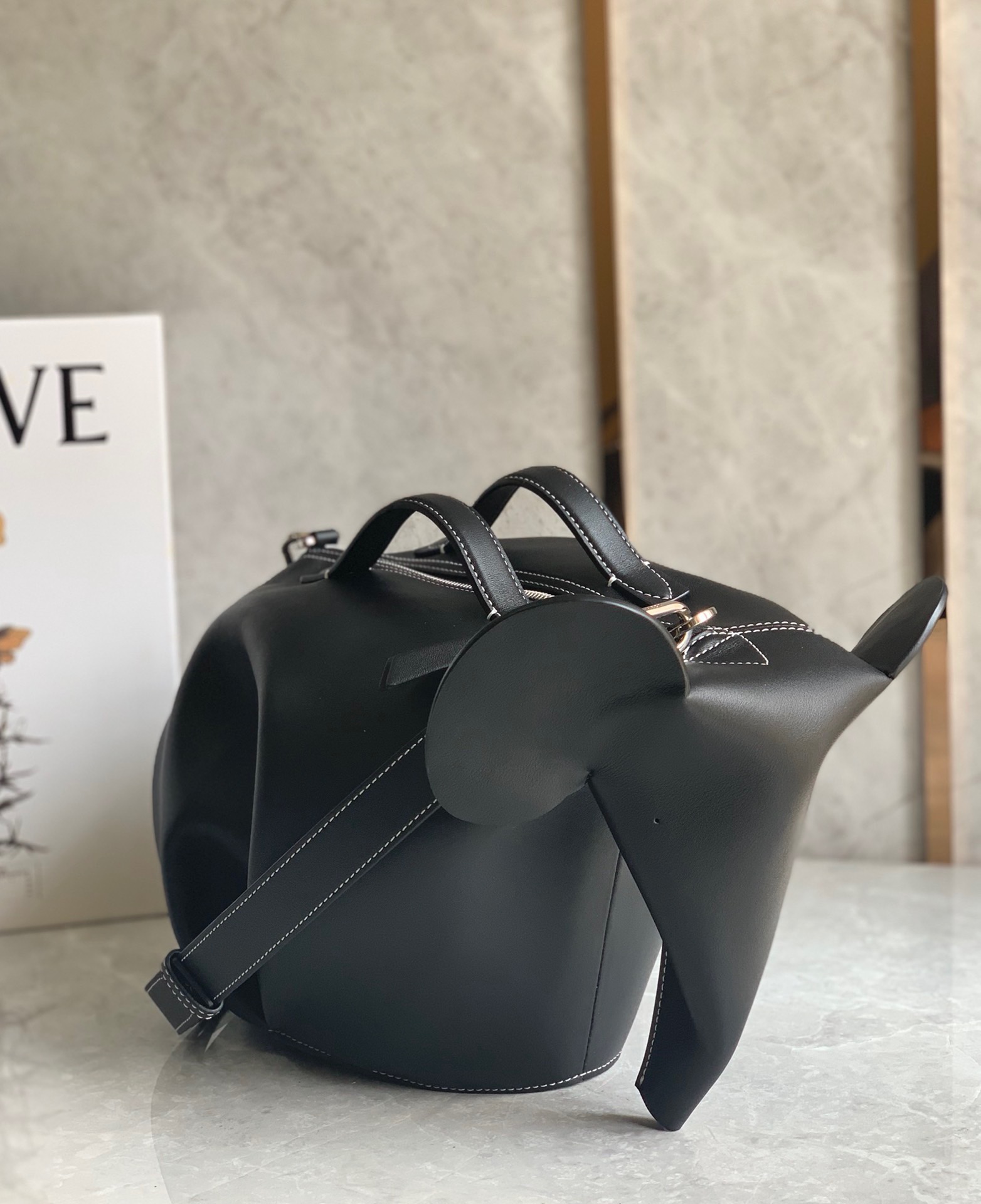 로에베 Loewe  라지 엘리펀트 백 - 클래식 카프스킨 35CM