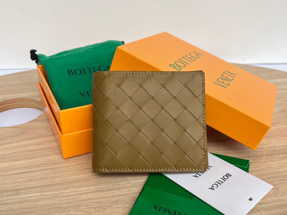  보테가 베네타 Bottega Veneta Bi-Fold Wallet 반지갑 605721
