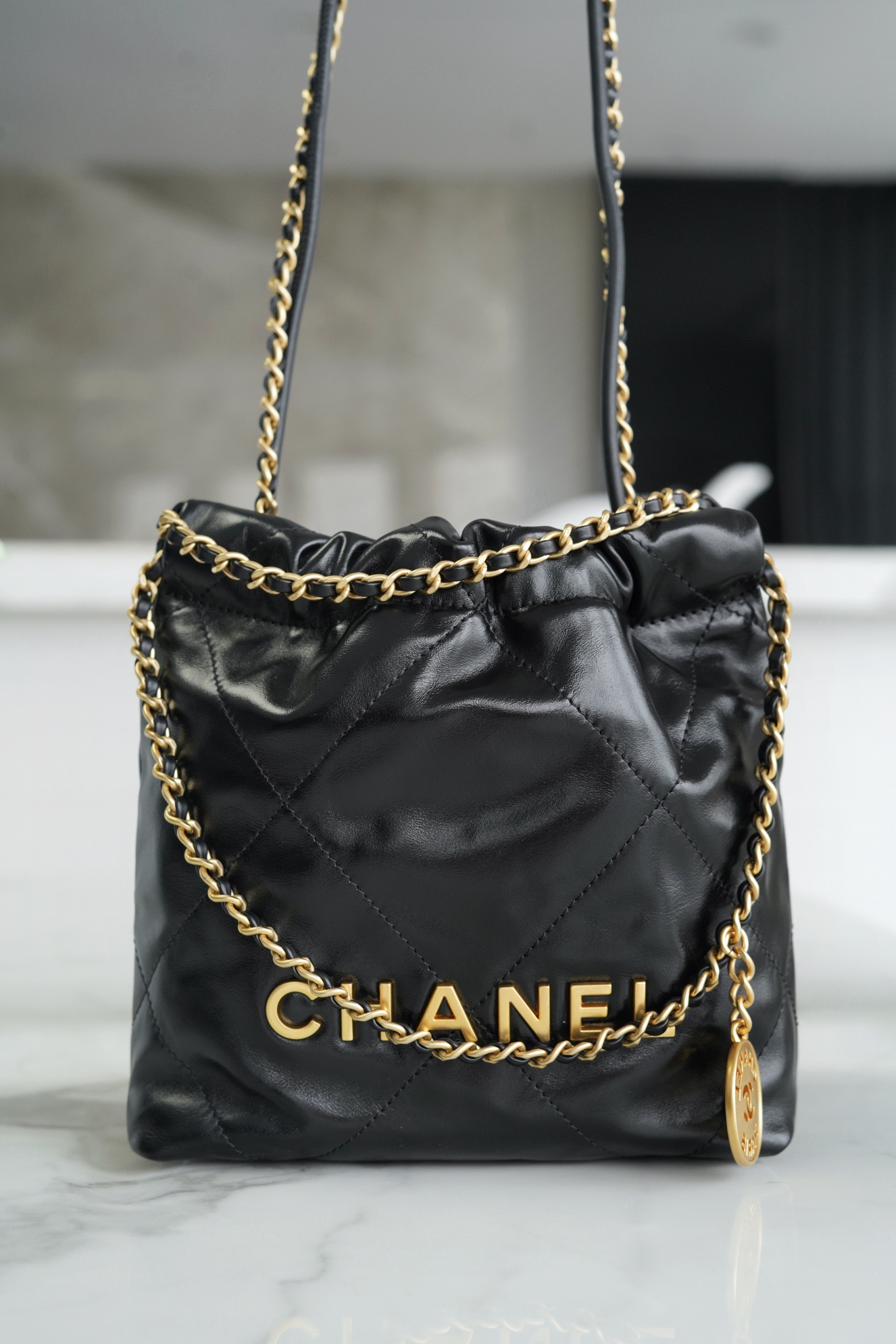 샤넬 CHANEL 22 MINI HANDBAG