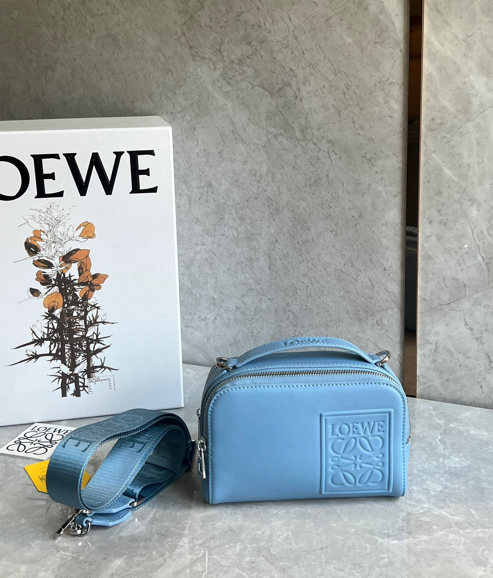 로에베 Loewe 숄더백 18CM