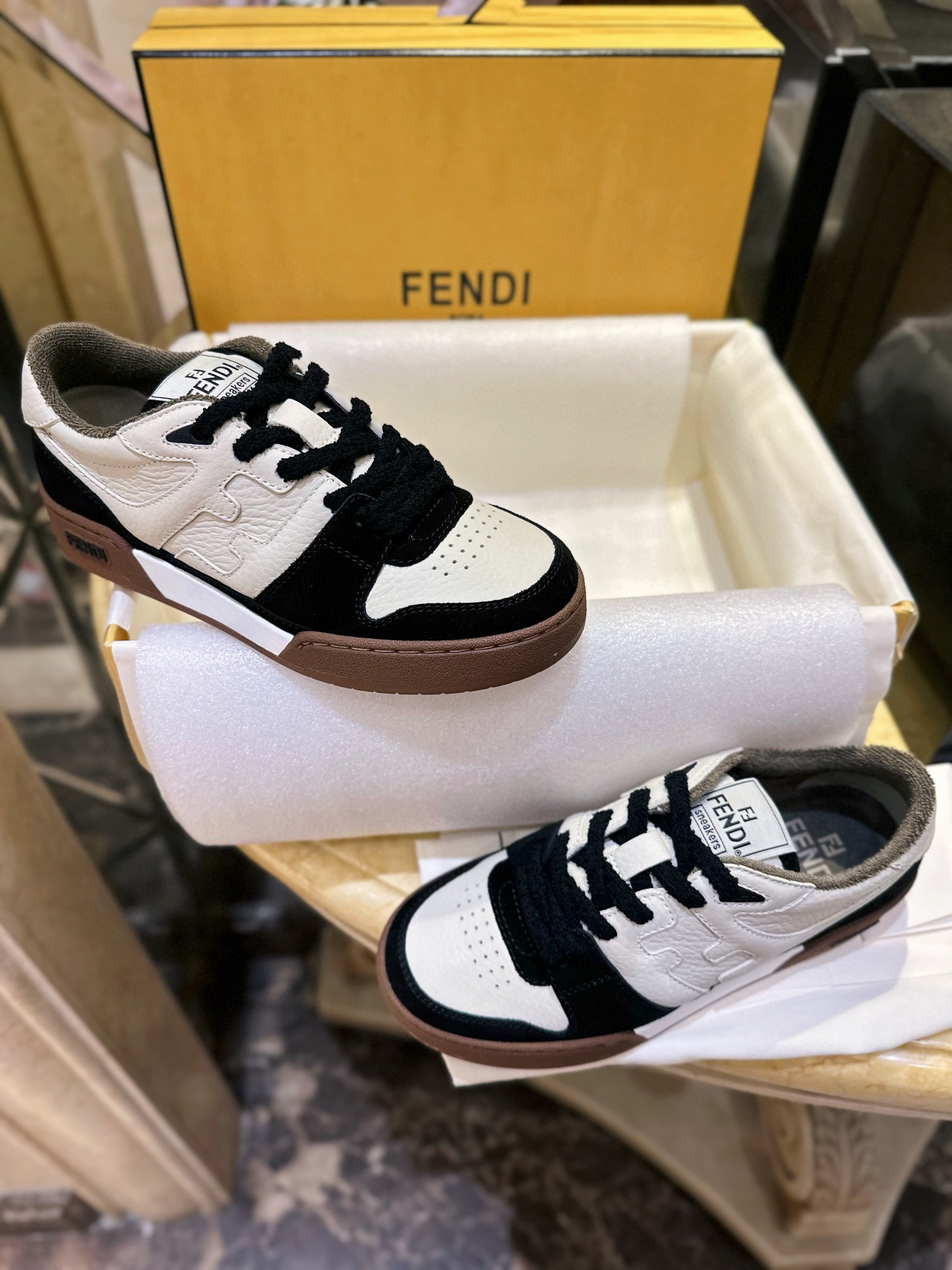 펜디 FENDI 펜디 매치 스웨이드 로우탑 스니커즈