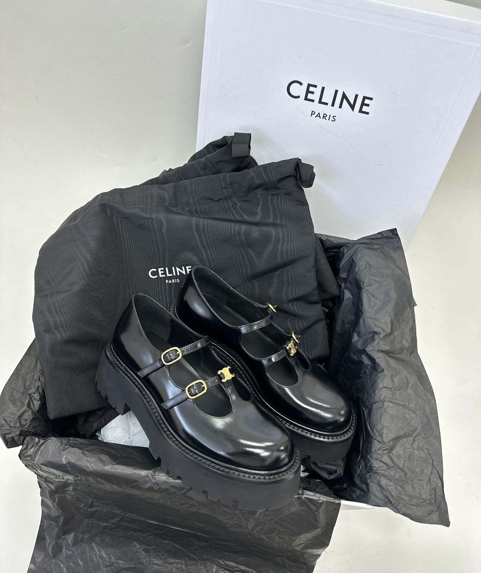 셀린느 CELINE 폴리쉬드 불 벌키 베이비 트리옴페 블랙