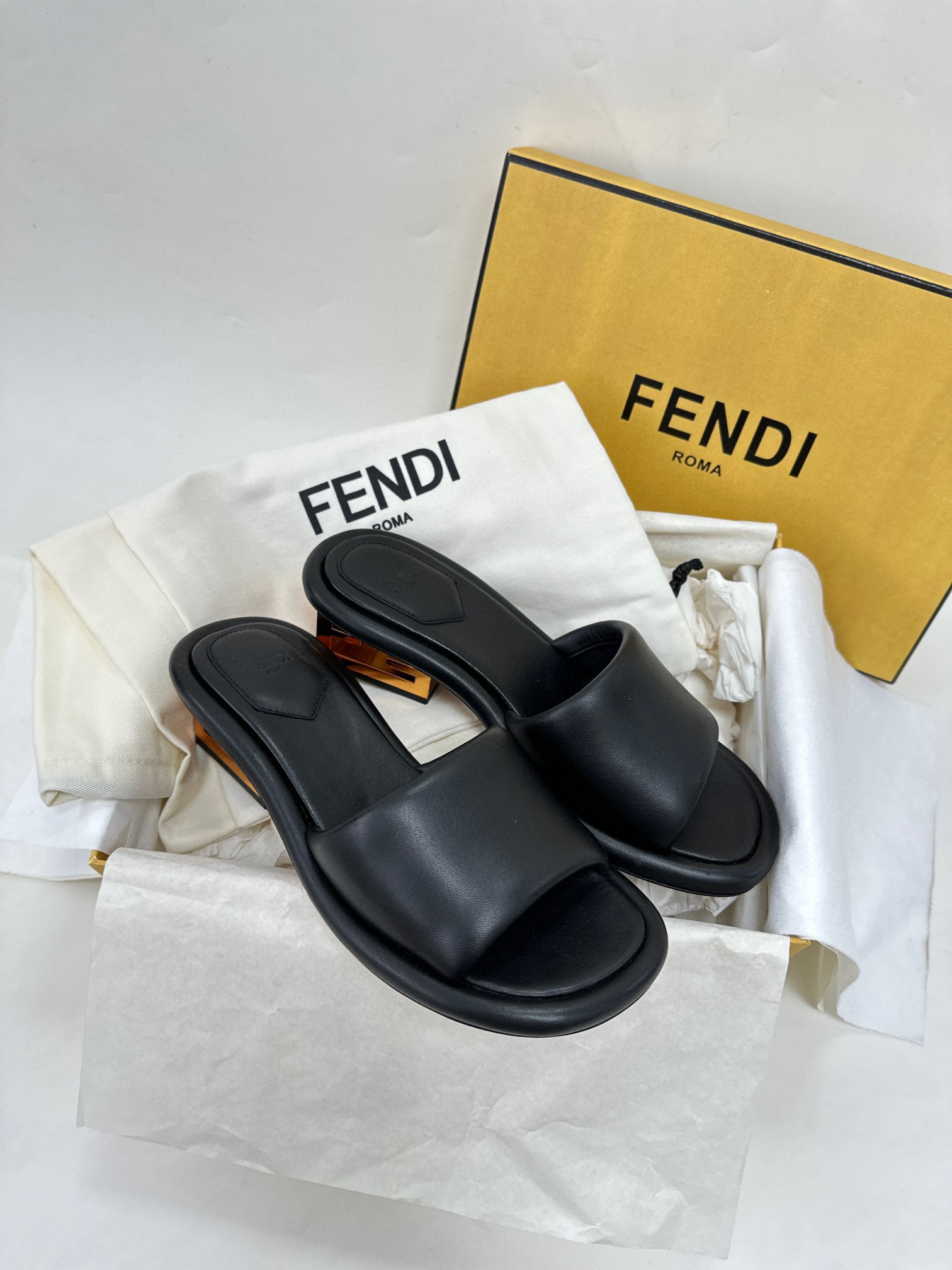 블랙 FENDI 나파 가죽 슬라이드