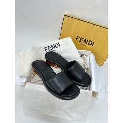 블랙 FENDI 나파 가죽 슬라이드