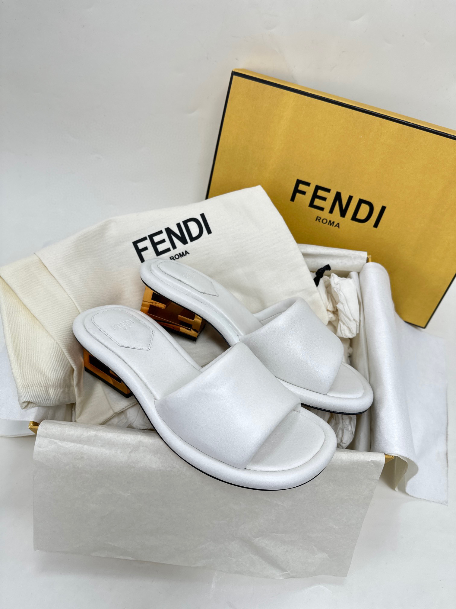 블랙 FENDI 나파 가죽 슬라이드