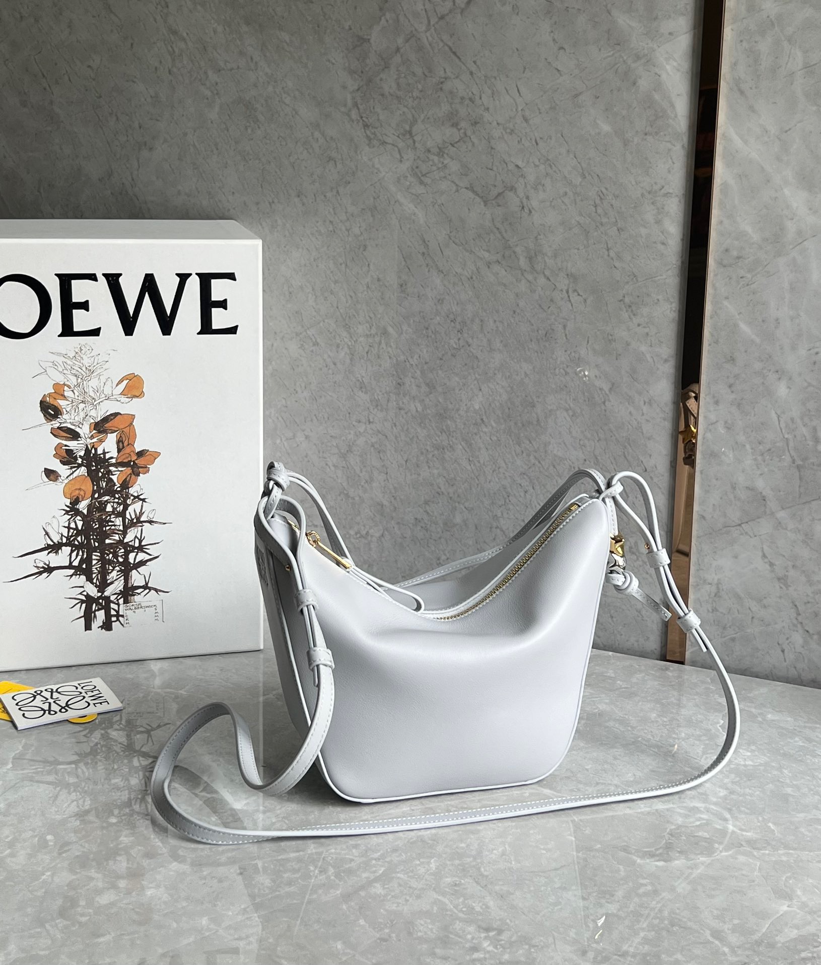 로에베 Loewe hammock 숄더백 28CM