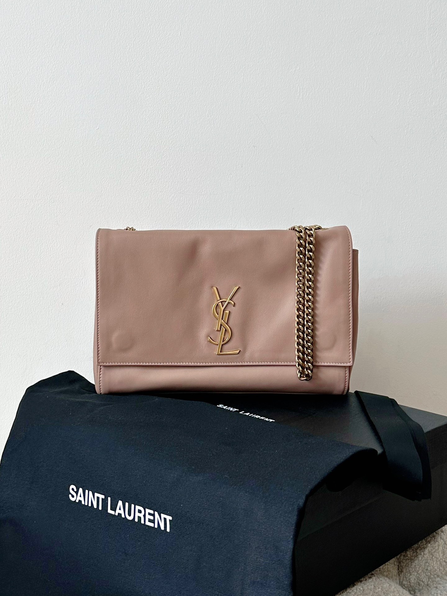 생로랑 Saint laurent/YSL 553804 케이트 미디움 서플 리버시블 체인 백 샤이니 레더 앤 스웨이드 로지 샌드 28.5CM