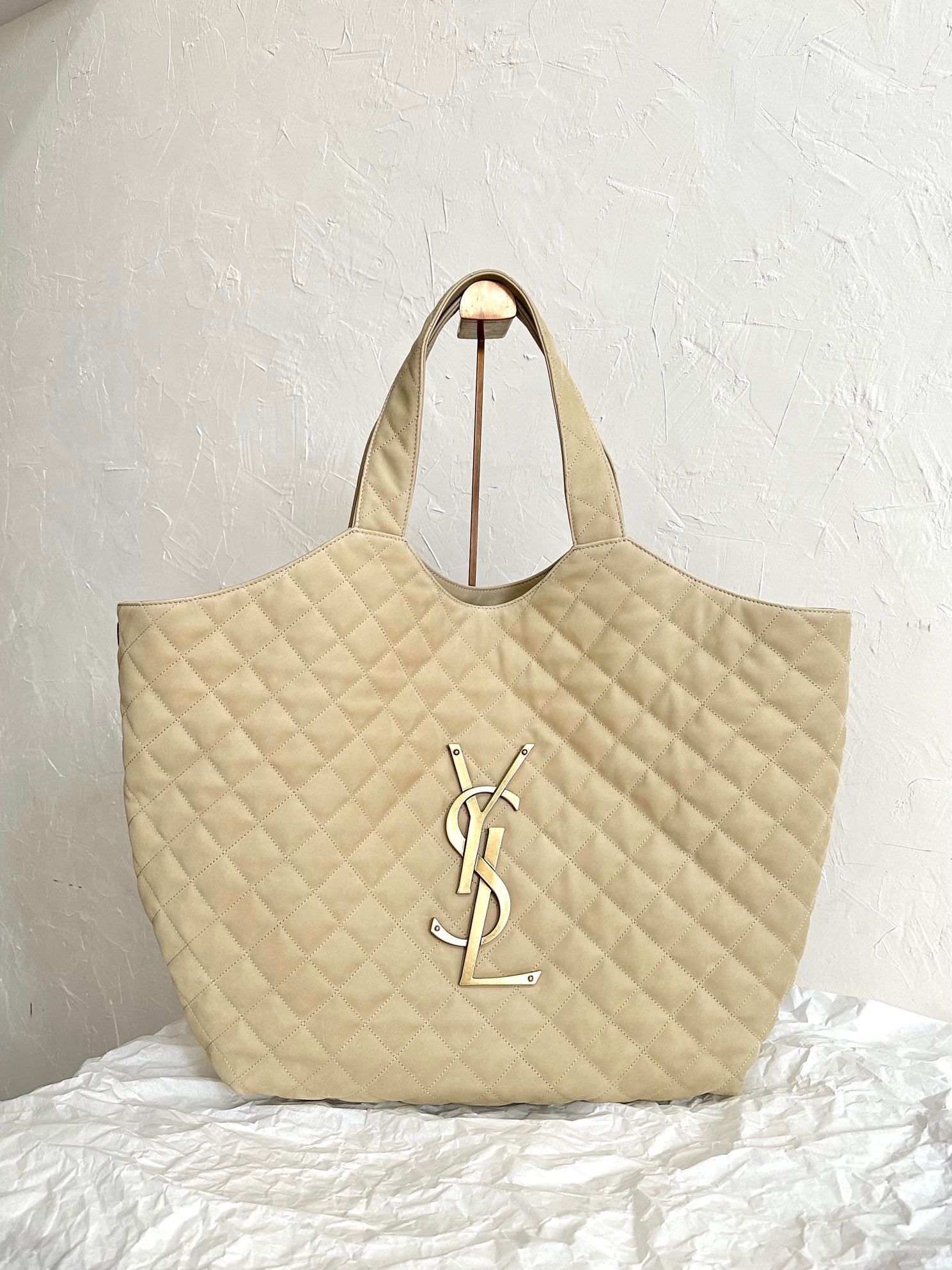생로랑 Saint laurent/YSL 698651 이카레 맥시 쇼핑 백 퀼티드 누벅 스웨이드 베이지 58CM