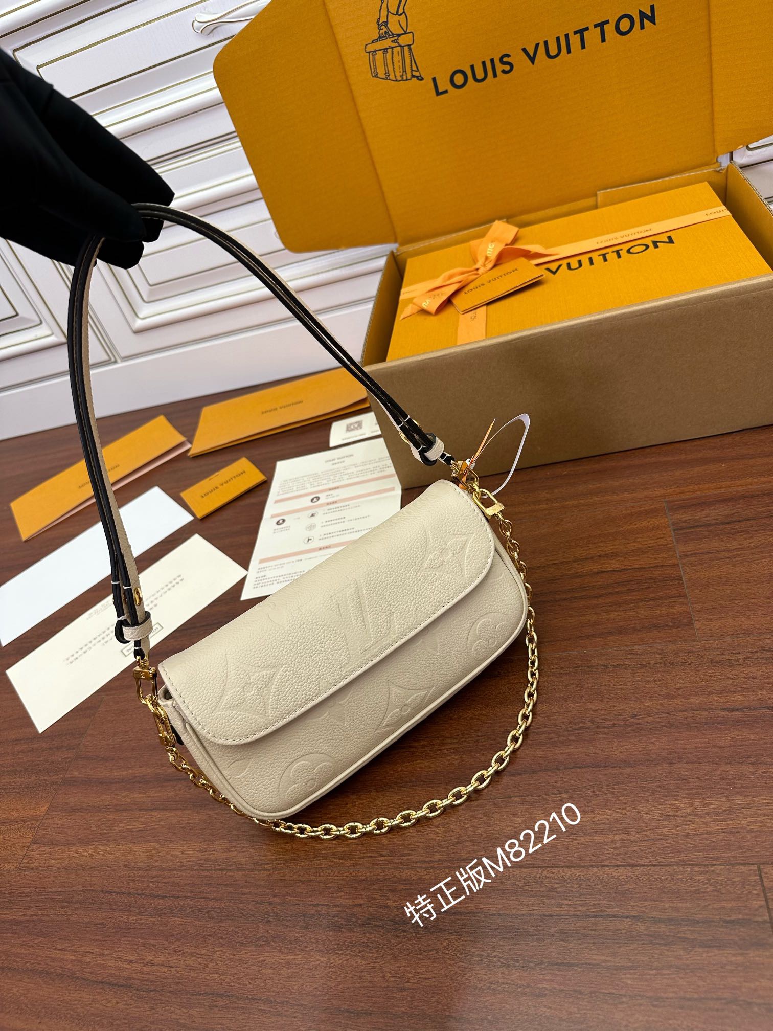 루이비통 Louis Vuitton 82210 숄더백 23.5CM