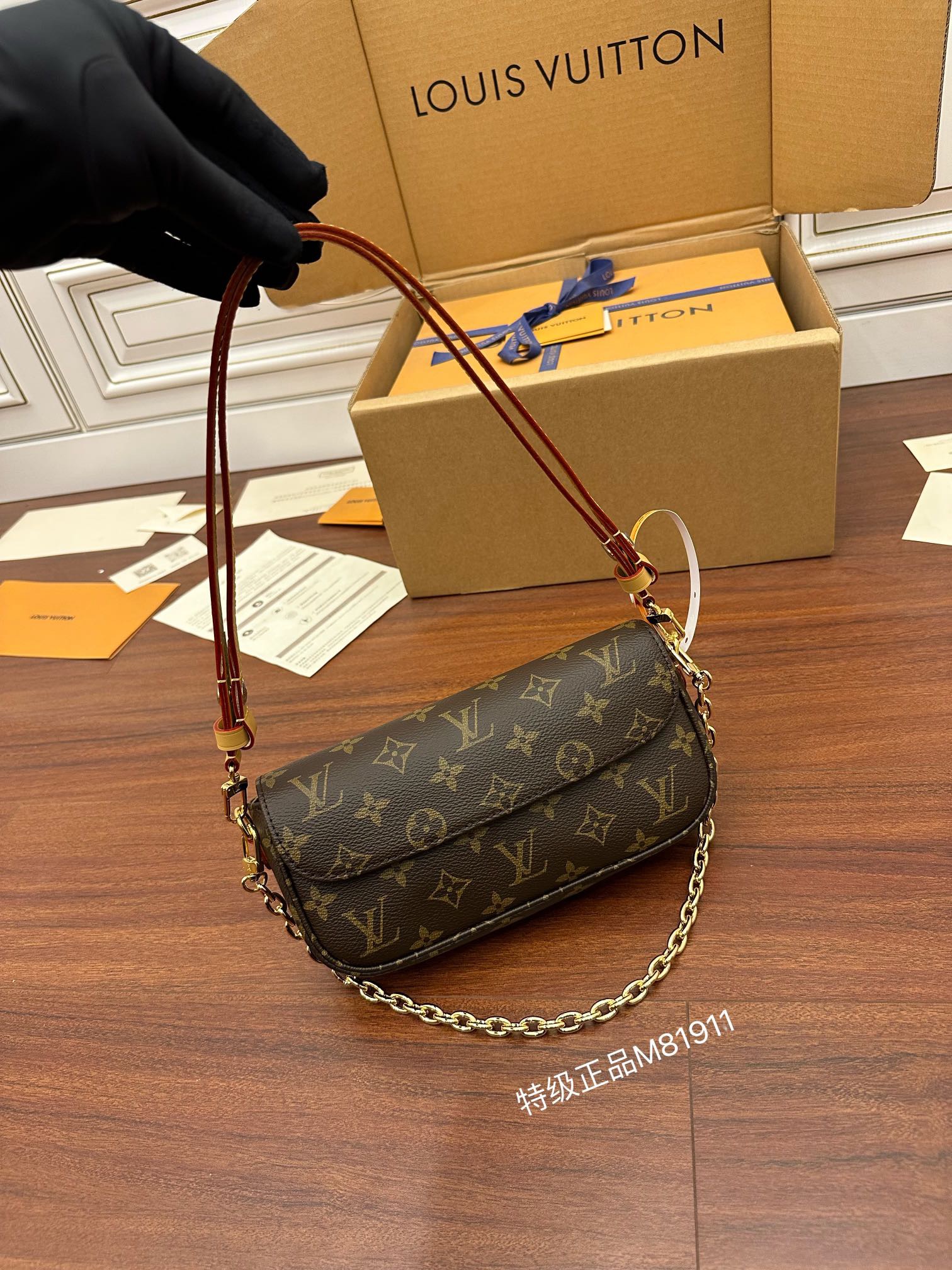 루이비통 Louis Vuitton 81911 숄더백 23.5CM