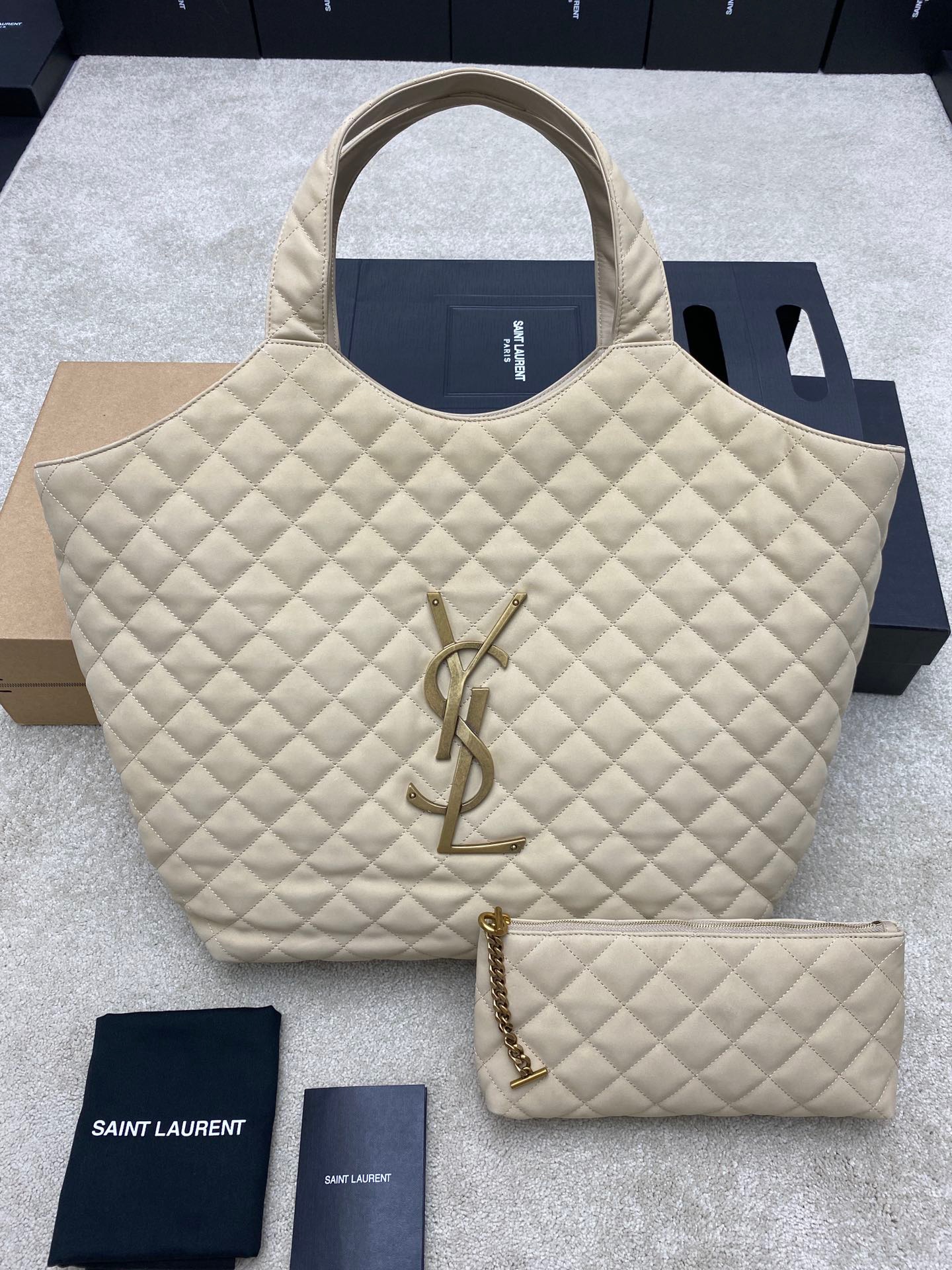 생로랑 Saint laurent/YSL 698651 이카레 맥시 쇼핑 백 퀼티드 누벅 스웨이드 베이지 58CM