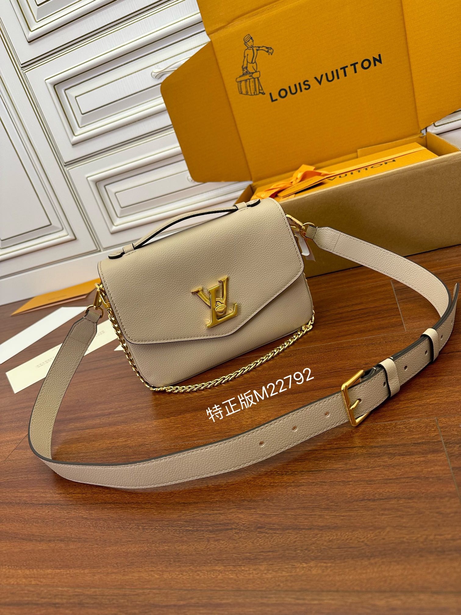루이비통 Louis Vuitton  22792 숄더백 22CM