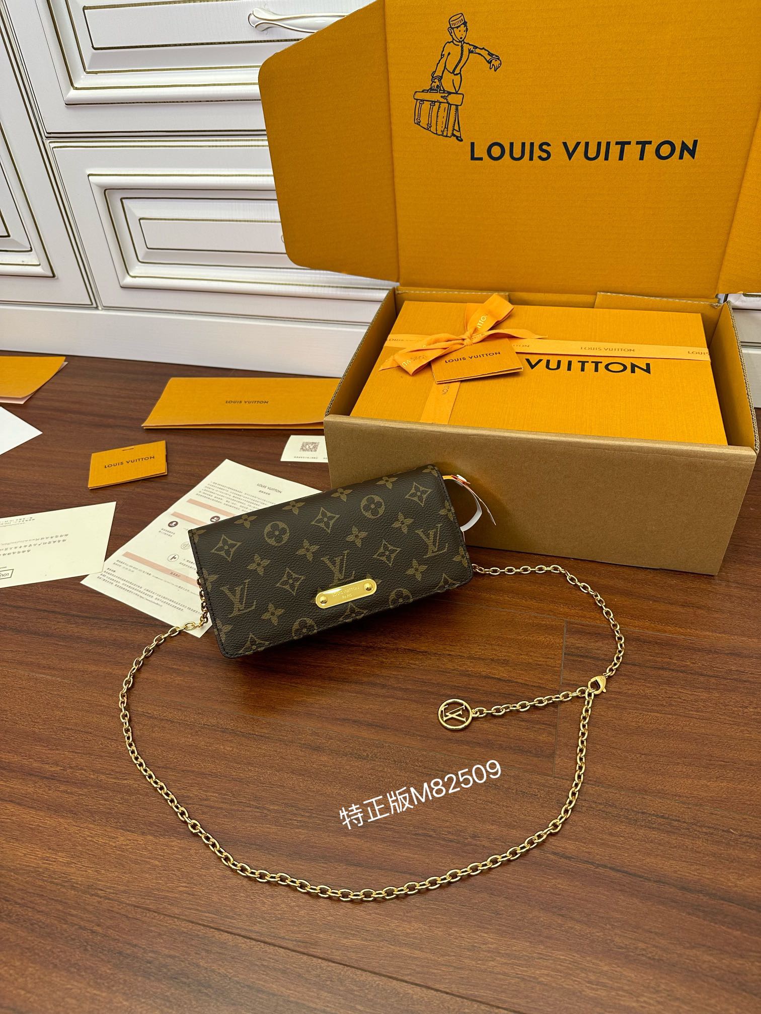 루이비통 Louis Vuitton Lily Woc 82509 숄더백 20.7CM