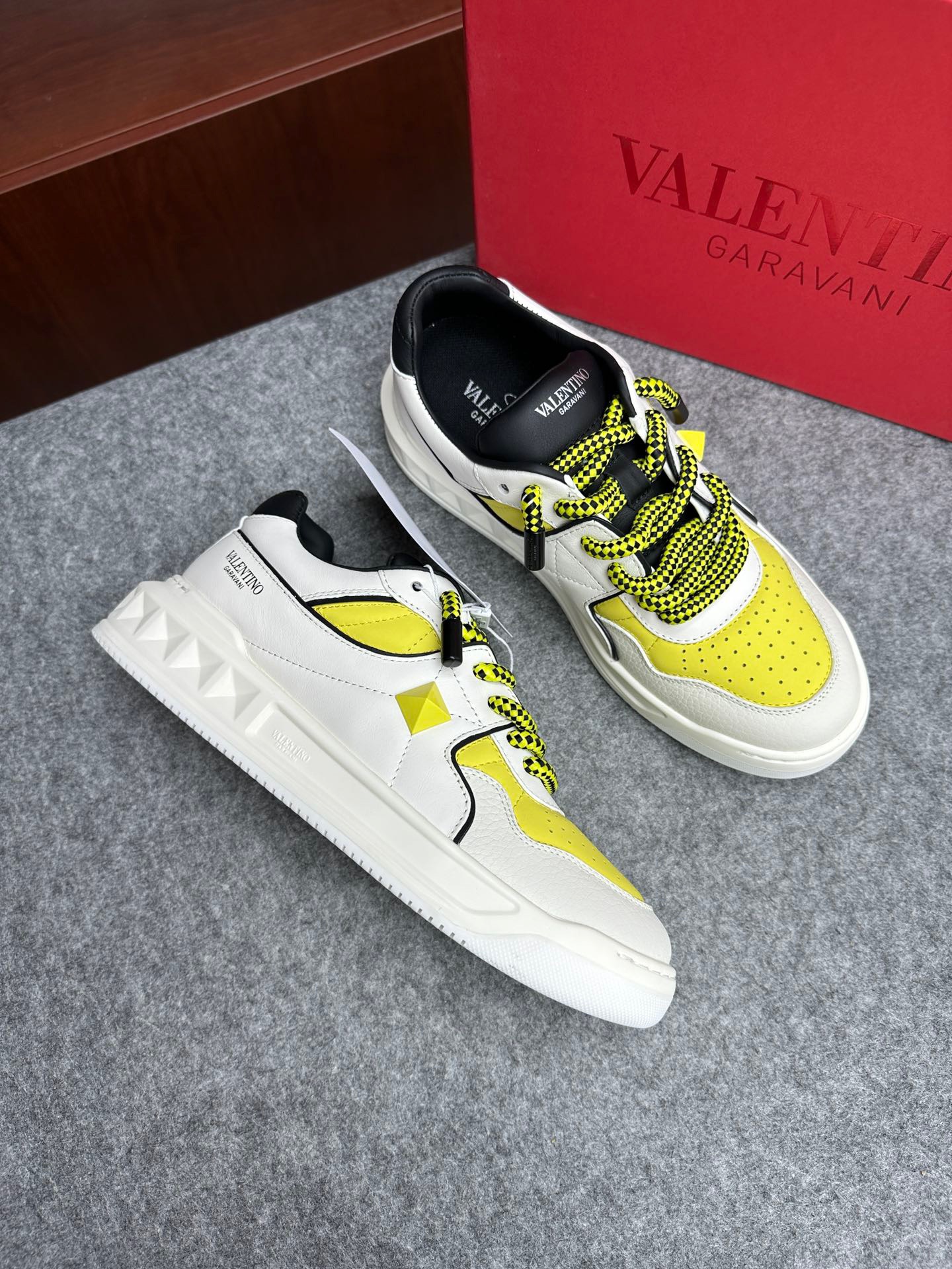발렌티노 Valentino 스니커즈