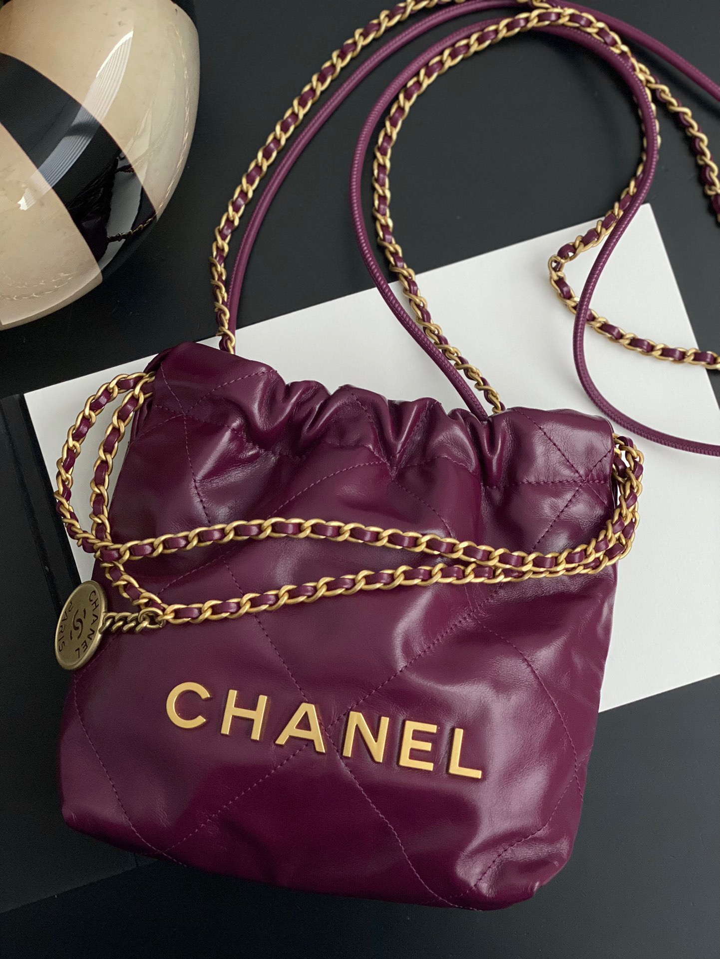 샤넬 CHANEL AS3980 22 미니 핸드백 샤이니 카프스킨 & 골드 메탈 23CM