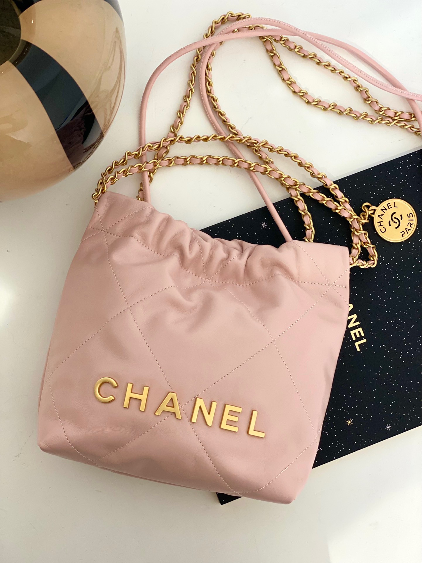 샤넬 CHANEL AS3980 22 미니 핸드백 샤이니 카프스킨 & 골드 메탈 라이트 핑크 23CM