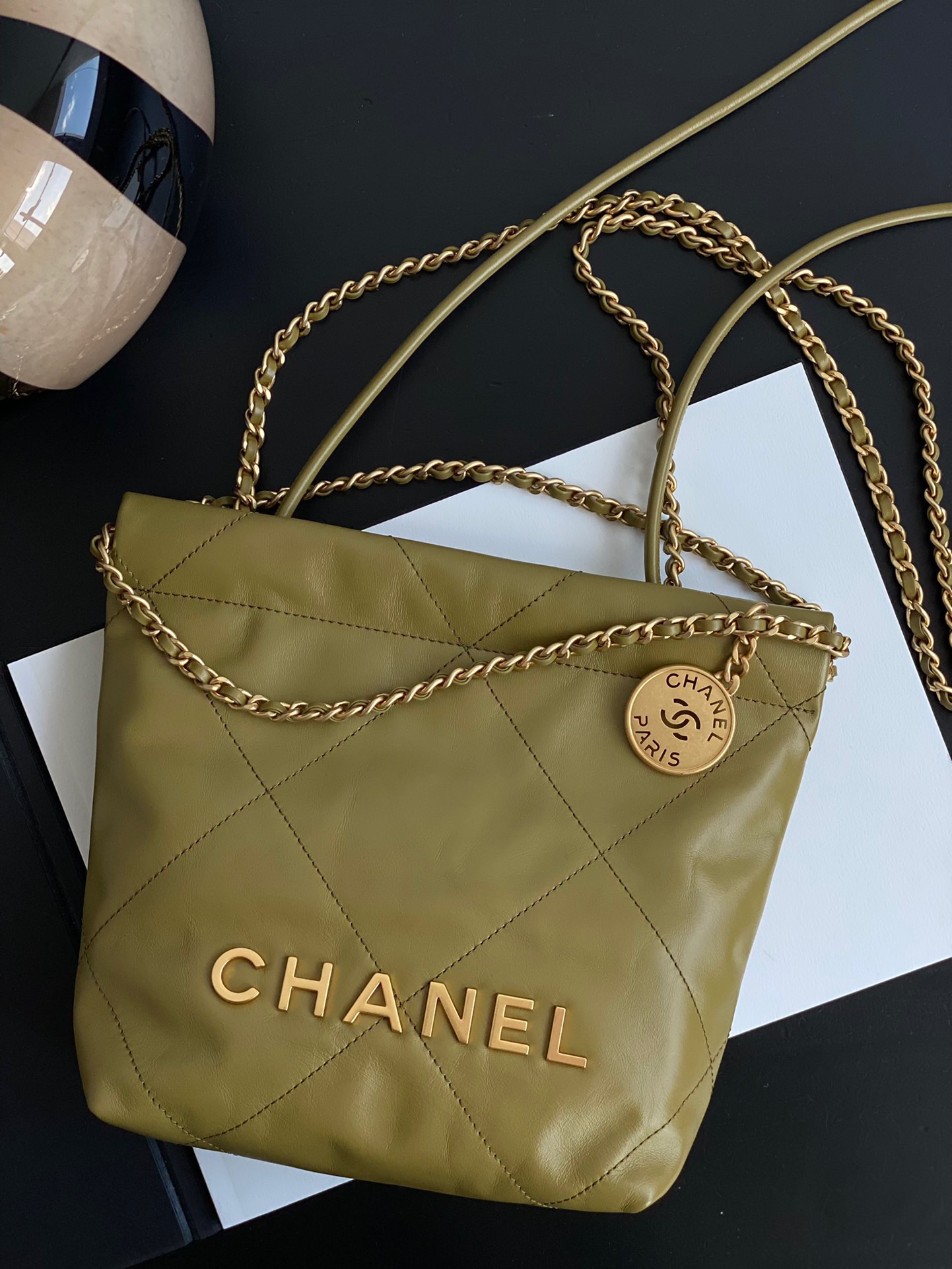 샤넬 CHANEL AS3980 22 미니 핸드백 샤이니 카프스킨 & 골드 메탈 23CM