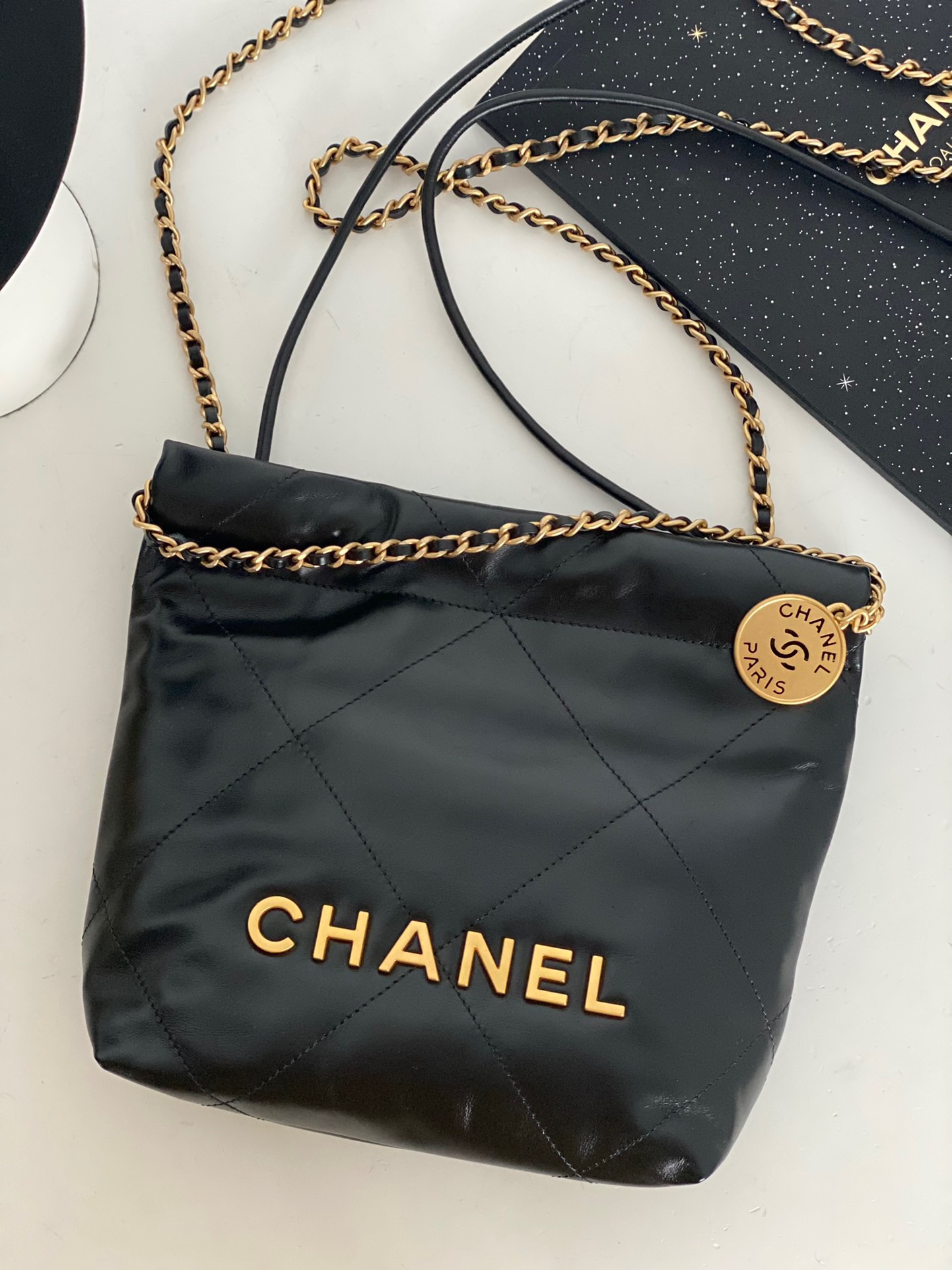 샤넬 CHANEL AS3980 22 미니 핸드백 샤이니 카프스킨 & 골드 메탈 블랙 23CM