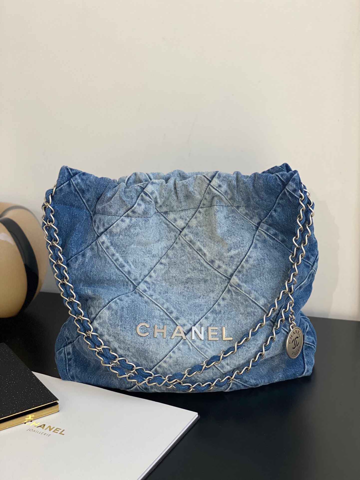 샤넬 CHANEL AS3260 22 스몰 핸드백 & 실버 메탈 35CM