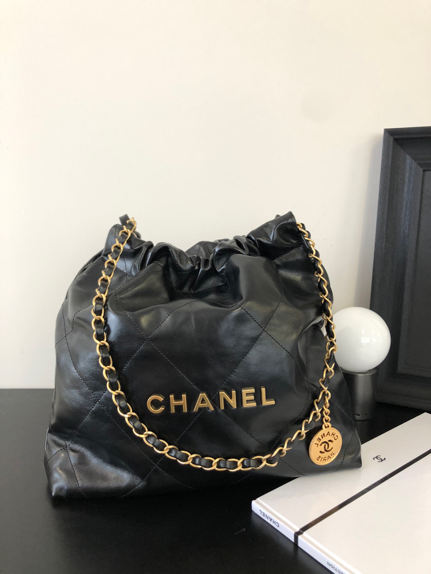 샤넬  CHANEL AS3260 22 스몰 핸드백 샤이니 카프스킨 & 골드 메탈 블랙  35CM