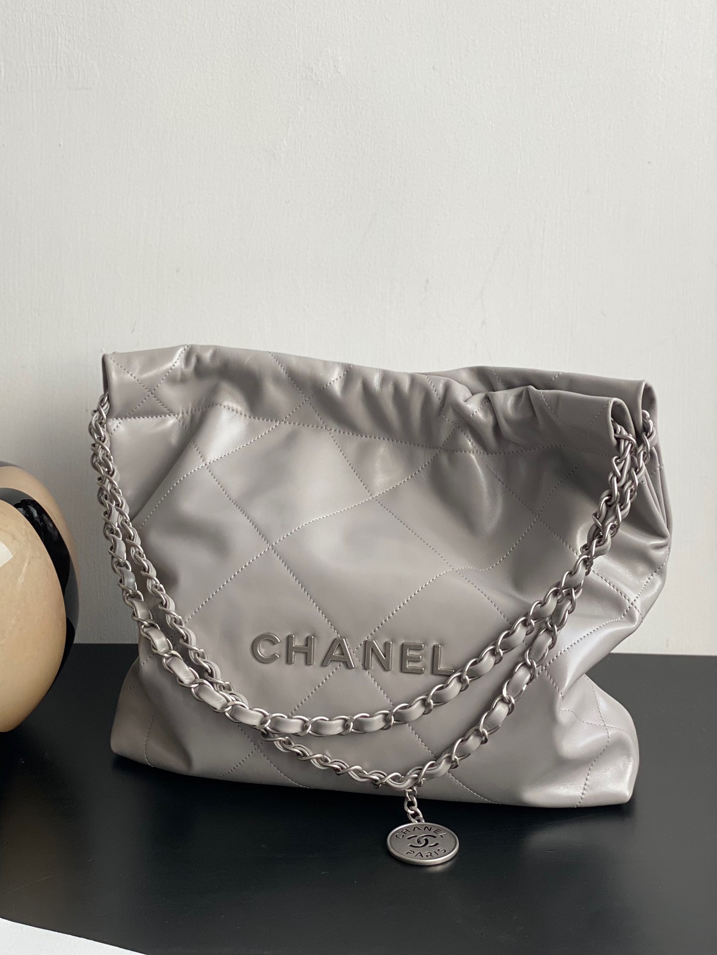 샤넬  CHANEL AS3260 22 스몰 핸드백 샤이니 카프스킨 &  실버 메탈  35CM