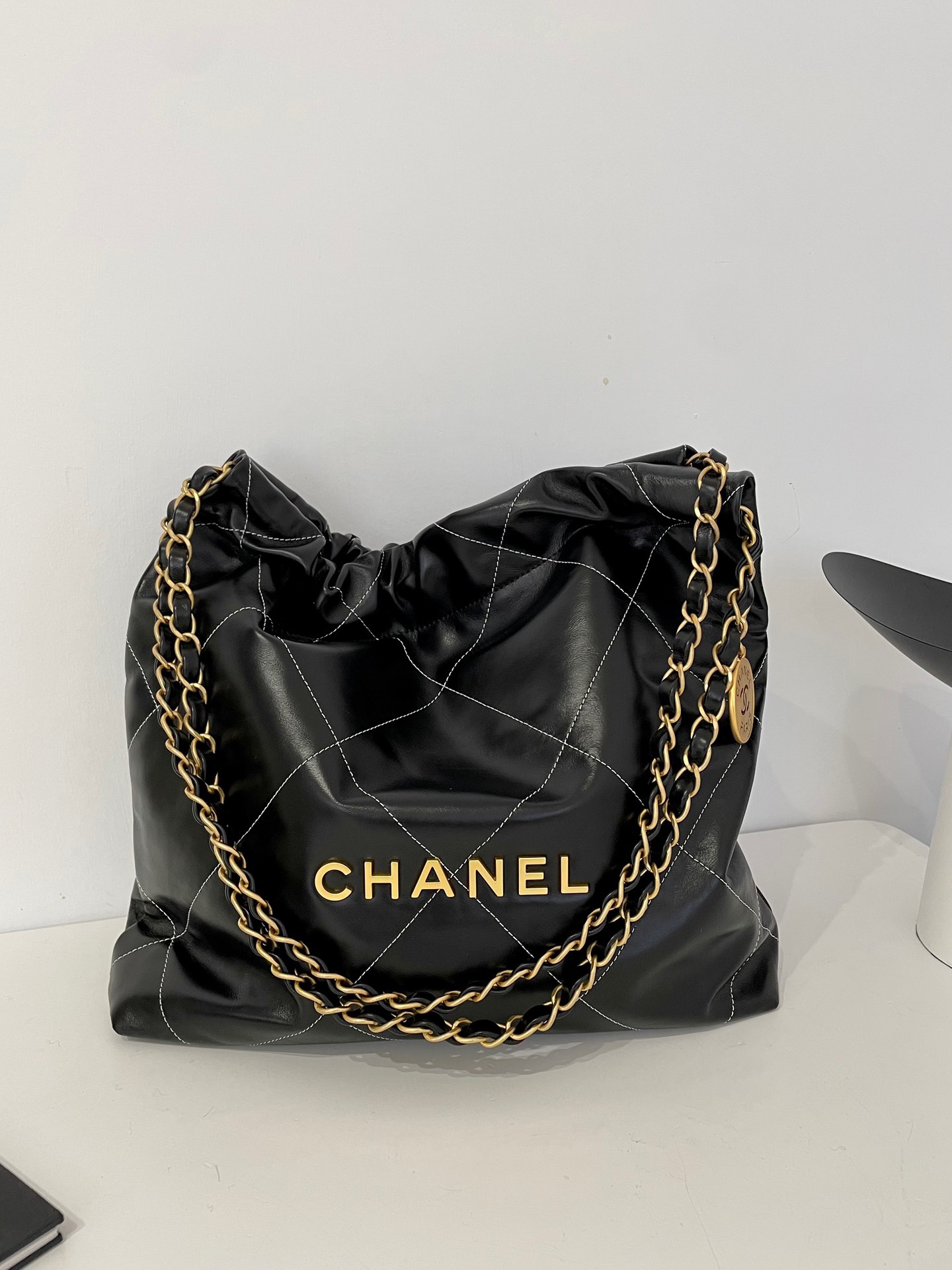 샤넬 CHANEL AS3260 22 스몰 핸드백 샤이니 카프스킨 & 골드 메탈 블랙 35CM