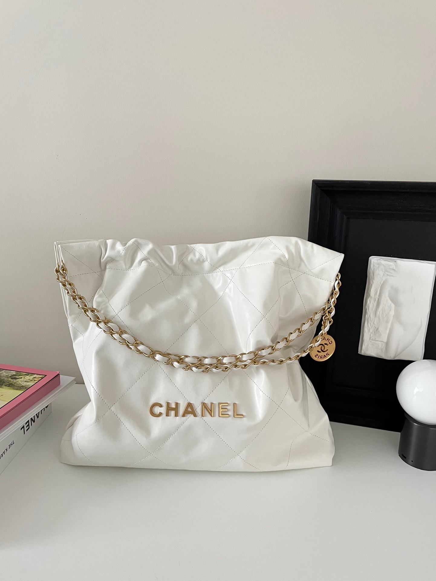 샤넬  CHANEL AS3260 22 스몰 핸드백 샤이니 카프스킨 &  골드 메탈 화이트 35CM