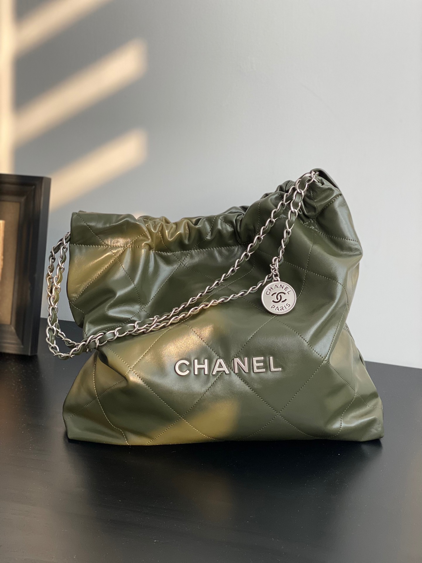 샤넬 CHANEL AS3261 22 미디움 핸드백 샤이니 카프스킨&  실버 메탈  39CM