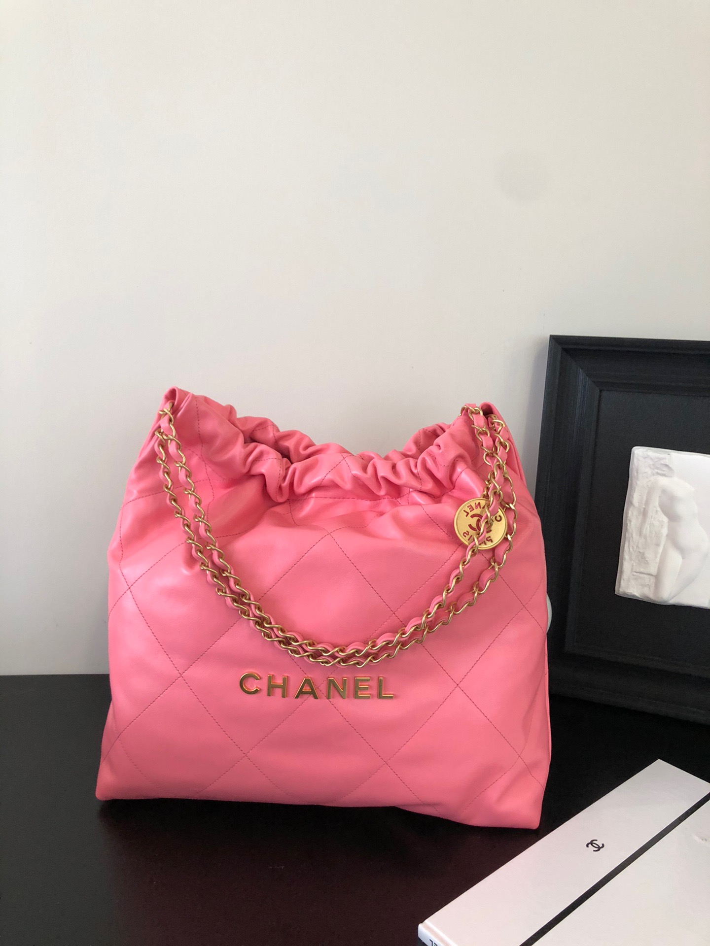 샤넬 CHANEL AS3261 22 미디움 핸드백 샤이니 카프스킨 & 골드 메탈 39CM