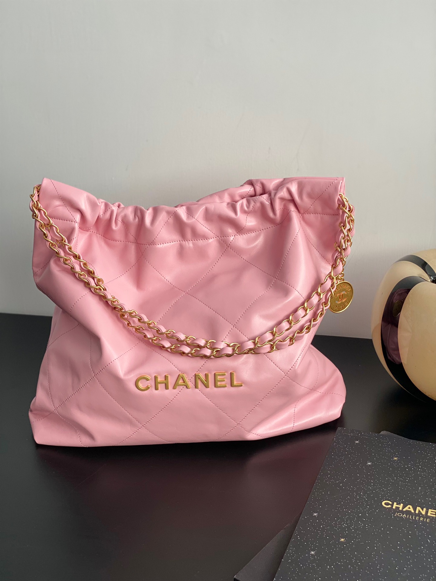 샤넬 CHANEL AS3261 22 미디움 핸드백 샤이니 카프스킨 & 골드 메탈 39CM