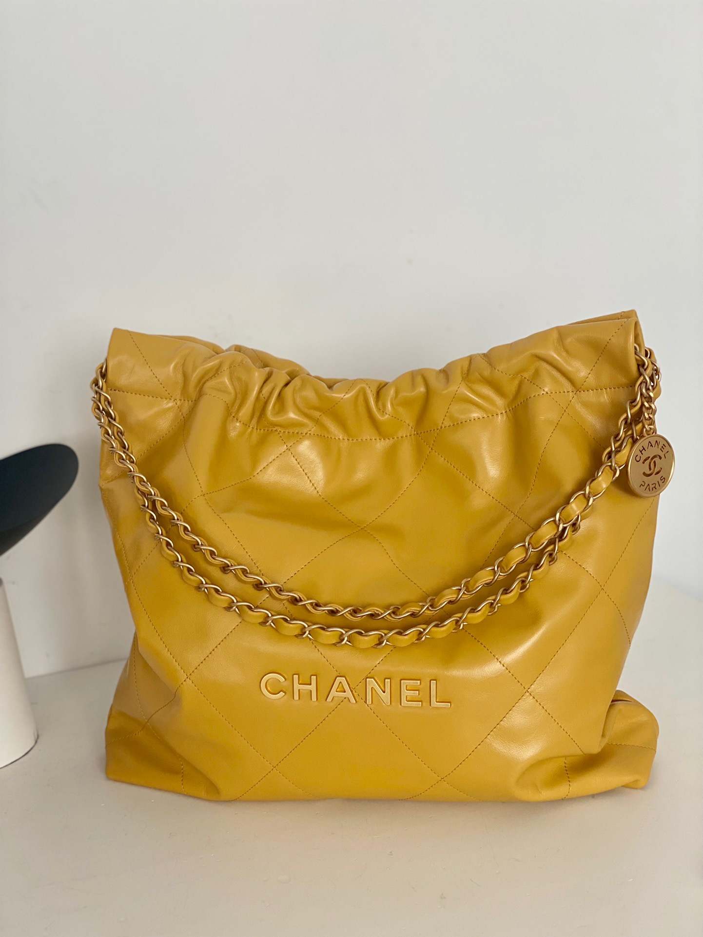 샤넬 CHANEL AS3261 22 미디움 핸드백 샤이니 카프스킨 &  골드 메탈 39CM