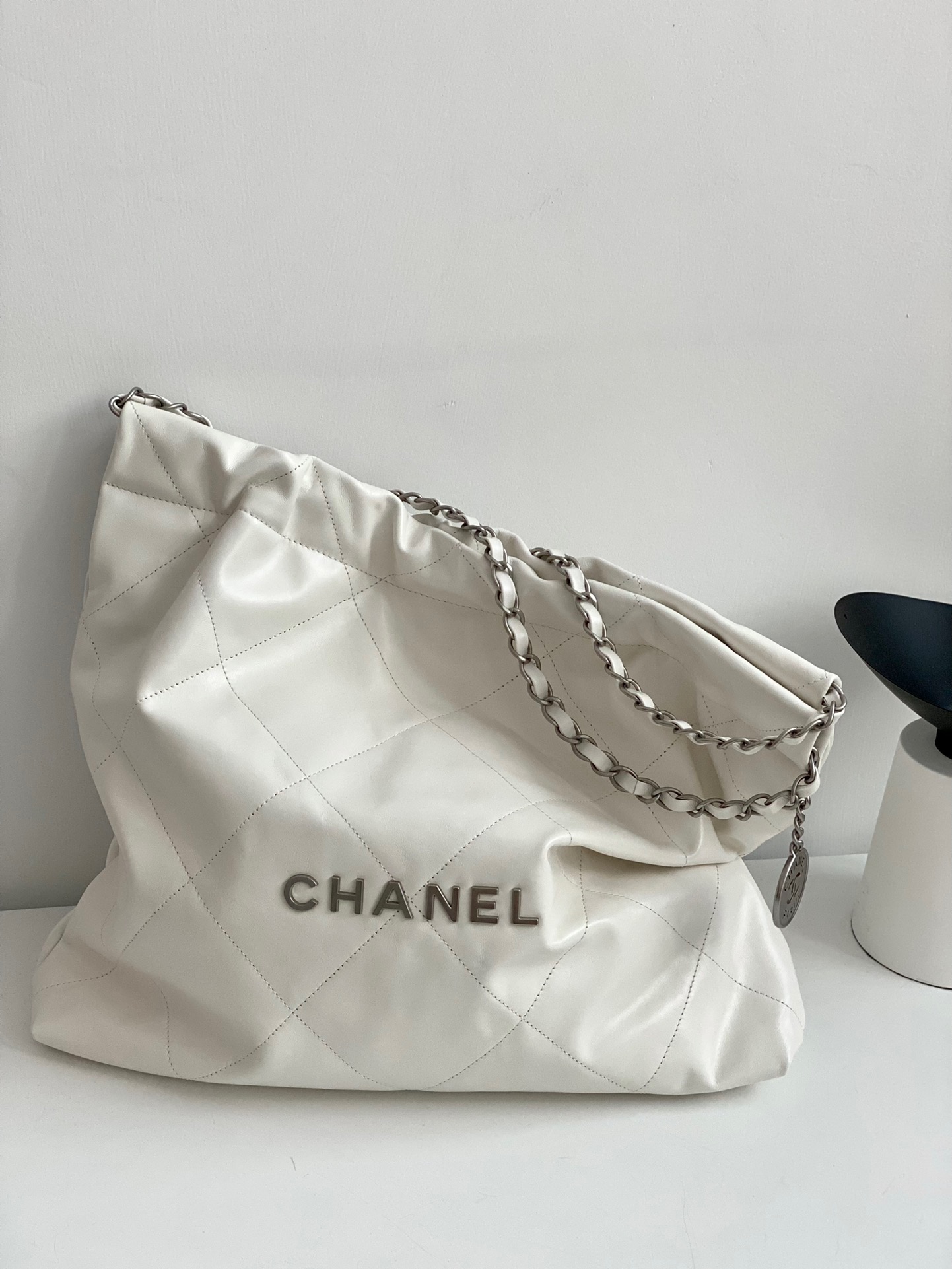 샤넬 CHANEL AS3261 22 미디움 핸드백 샤이니 카프스킨 &  실버 메탈 39CM