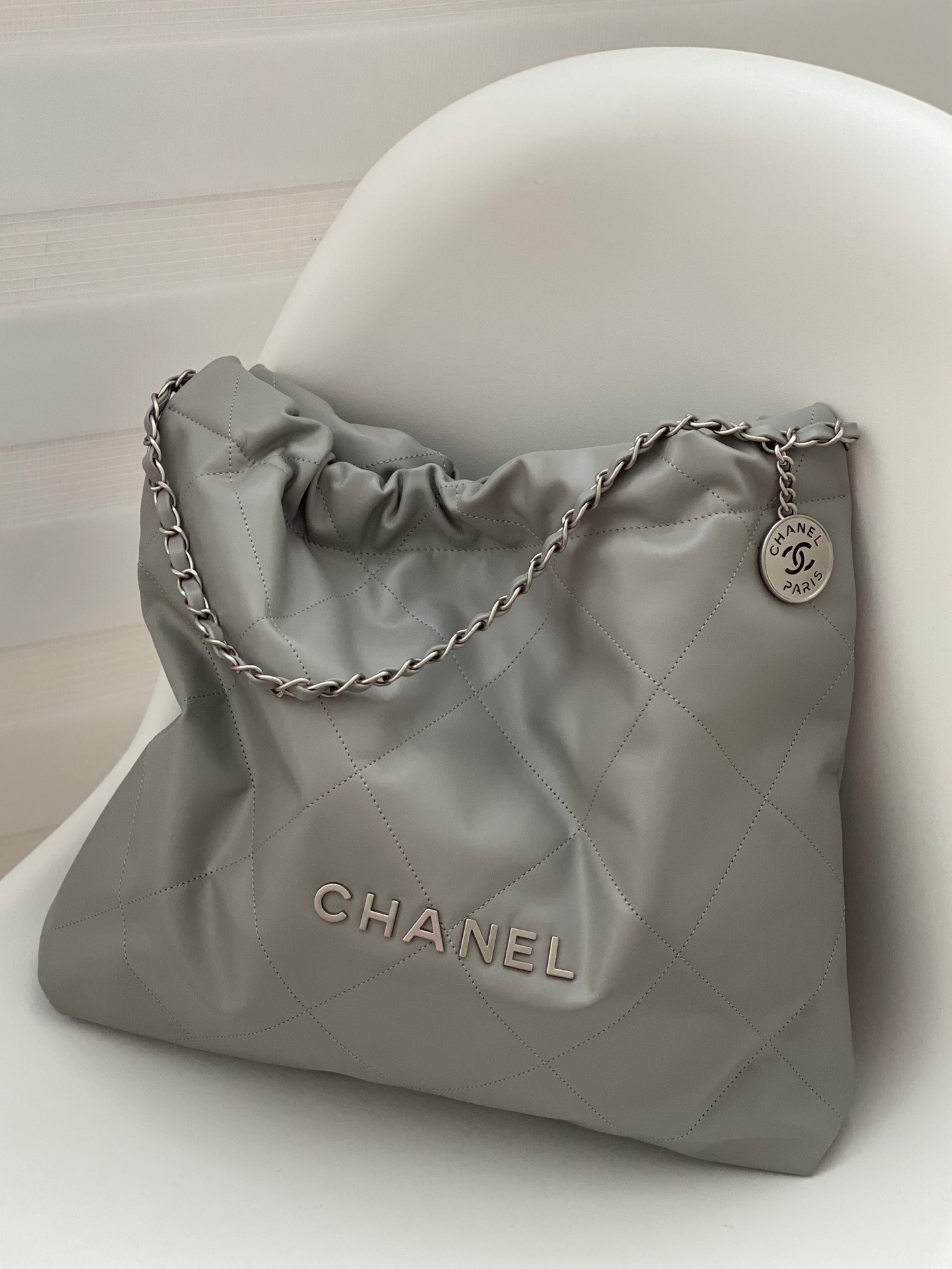 샤넬 CHANEL AS3261 22 미디움 핸드백 샤이니 카프스킨 &  실버 메탈 39CM