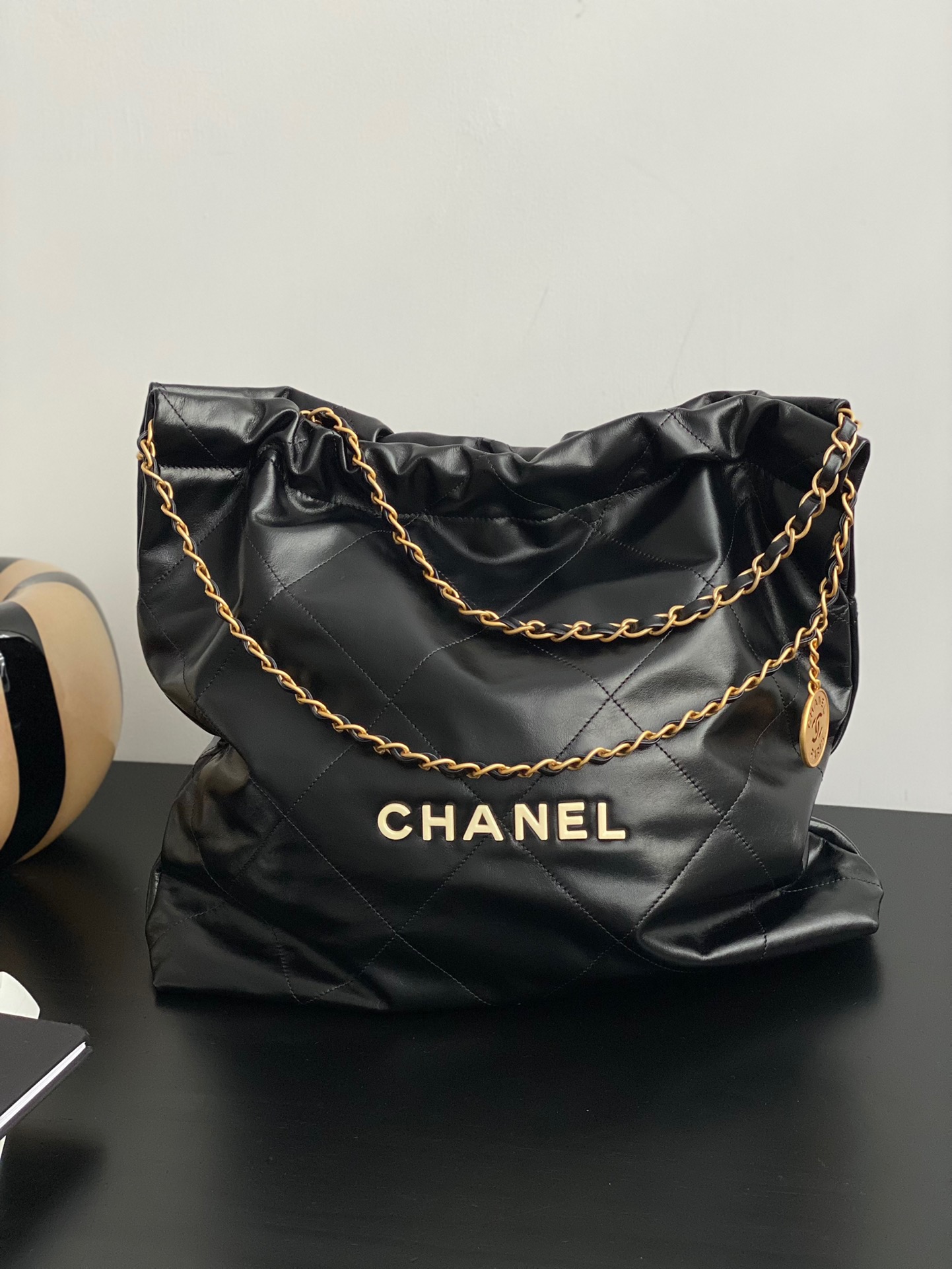 샤넬 CHANEL AS3261 22 미디움 핸드백 샤이니 카프스킨 & 골드 래커드 메탈 블랙 39CM
