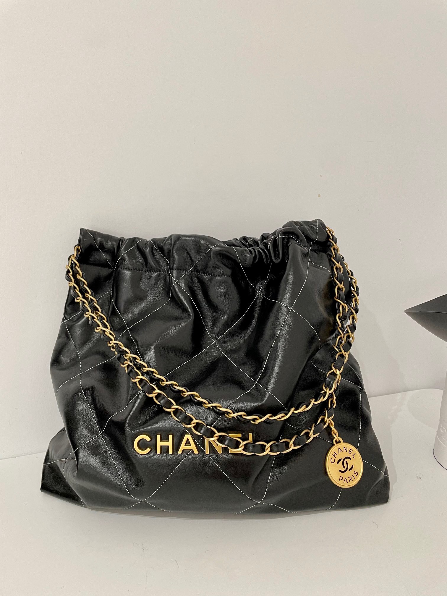 샤넬 CHANEL AS3261 22 미디움 핸드백 샤이니 카프스킨 & 골드 메탈 39CM